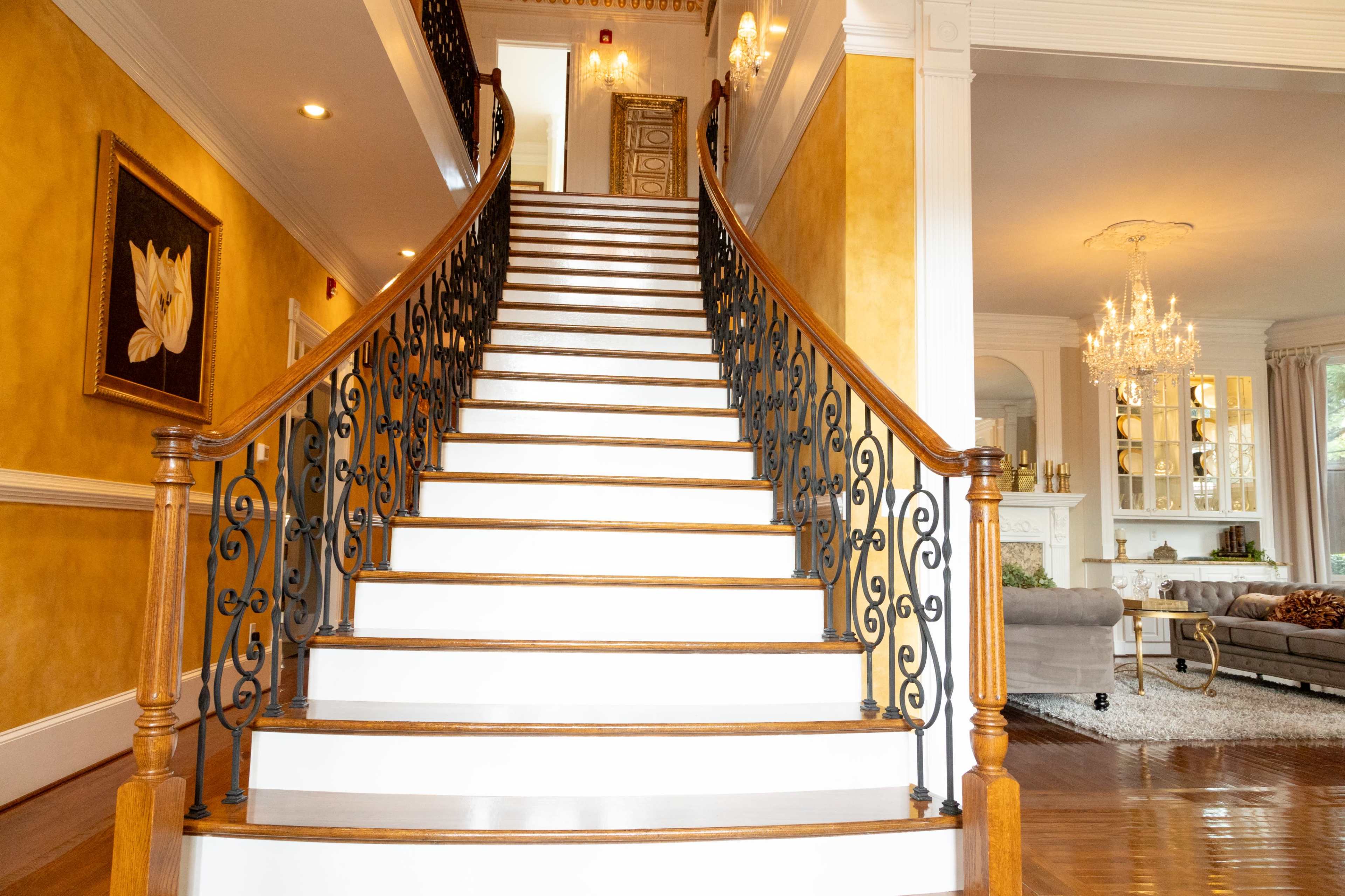 Historic Mansion with Vineyard and Barn Image in Hogansville, Hogansville, GA