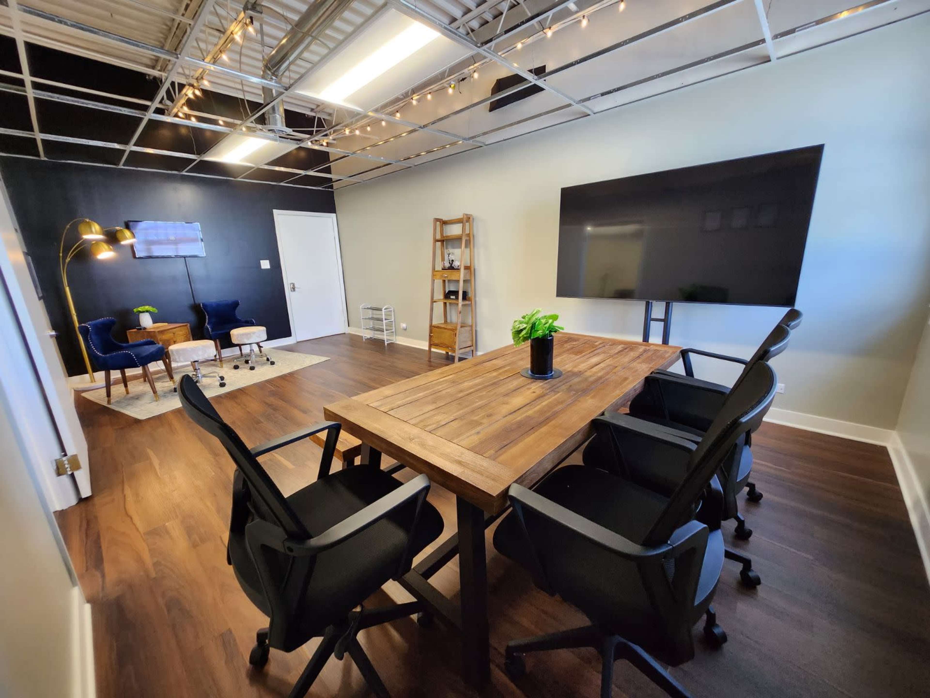 Versatile Office Suite Image in Worth Township, Oak Lawn, IL