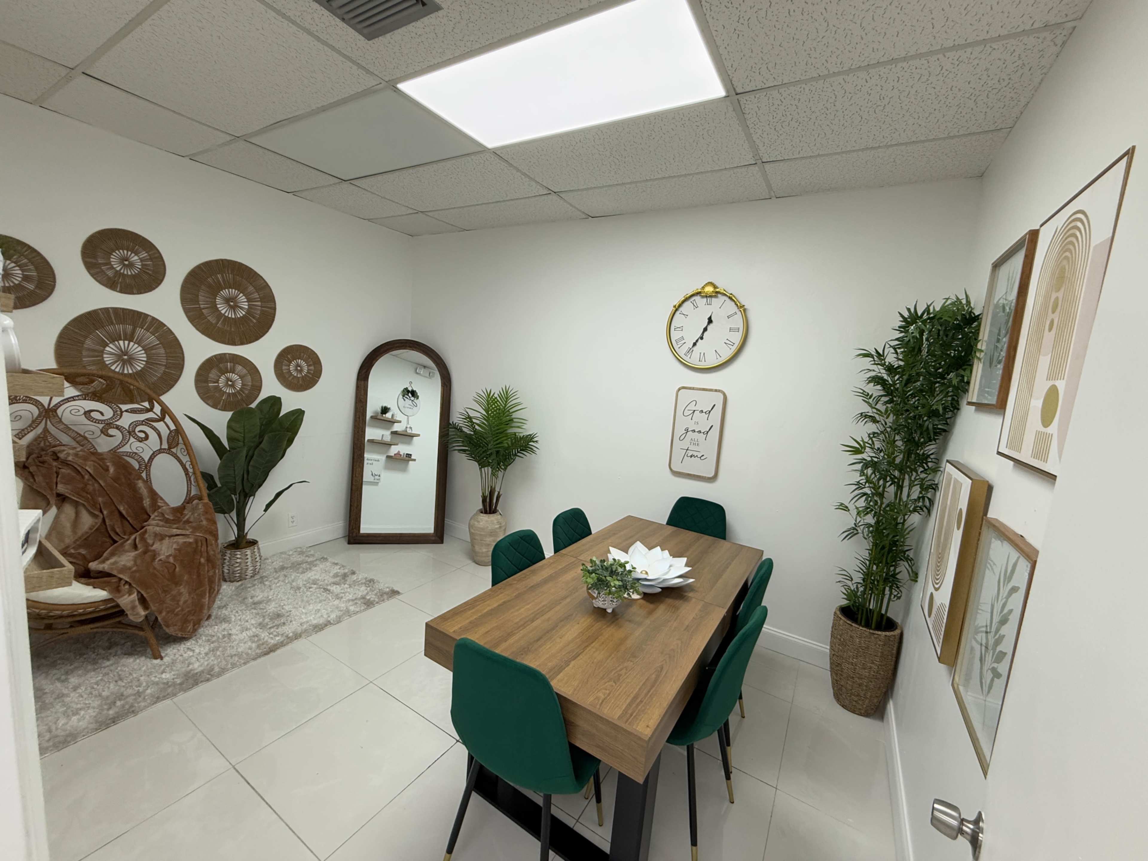Chic Multi-Use Content Room in Lauderdale with White Wall & Decor Vibes Image in North Lauderdale, Lauderdale Lakes, FL