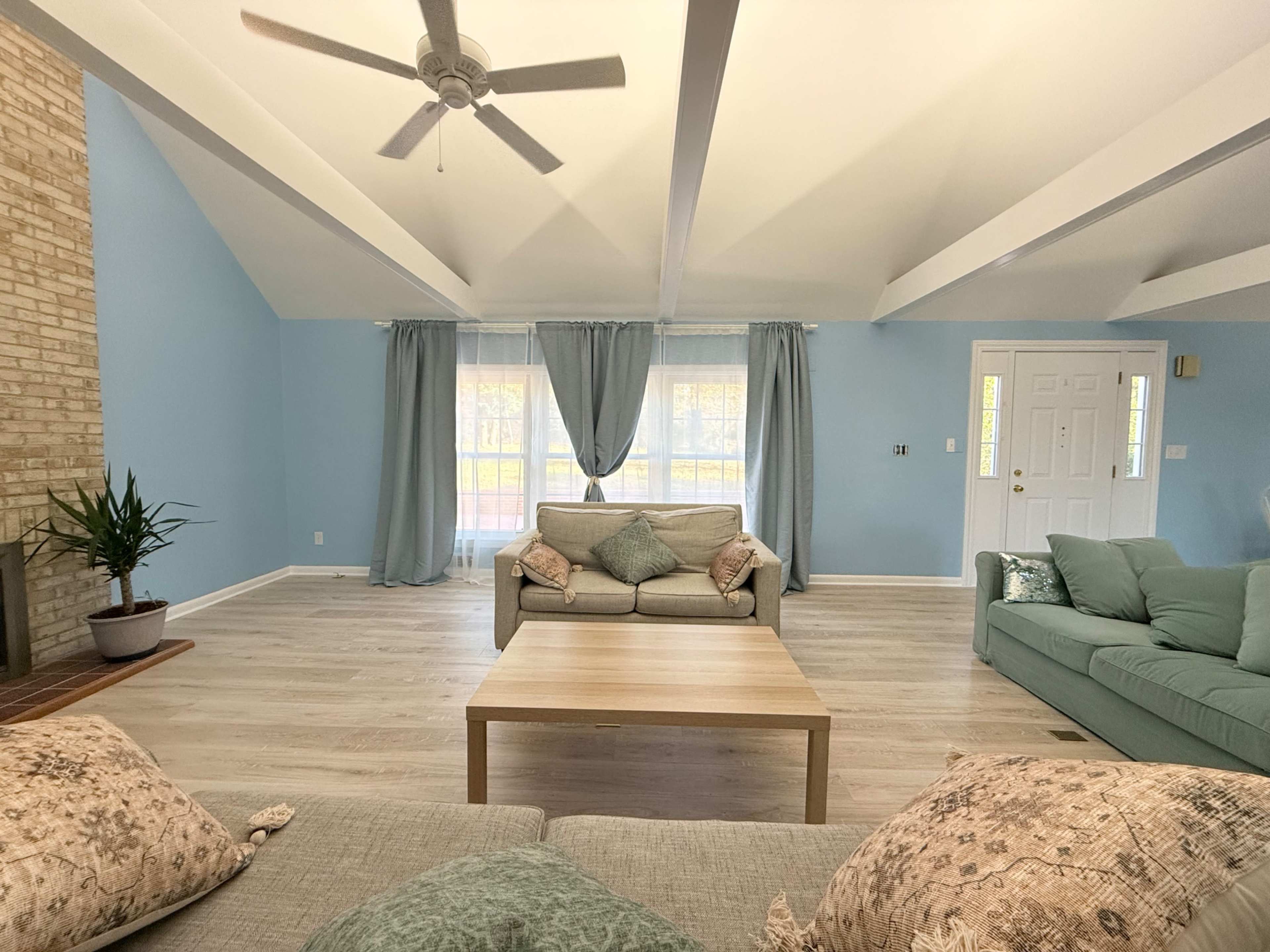 Bright and Spacious Lounge with Cozy Ambiance Image in National Harbor, Oxon Hill, MD