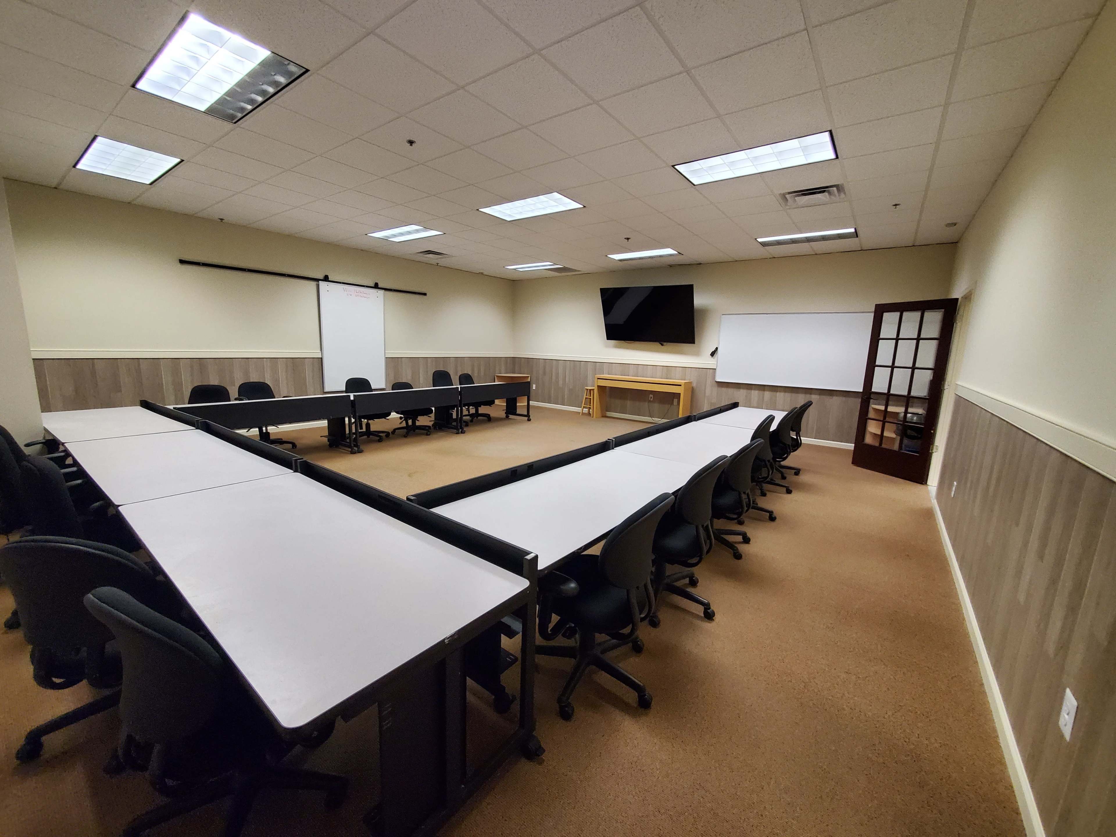 Oak Spacious Meeting Room with Large TV and Whiteboard Image in Upper Merion Township, King of Prussia, PA