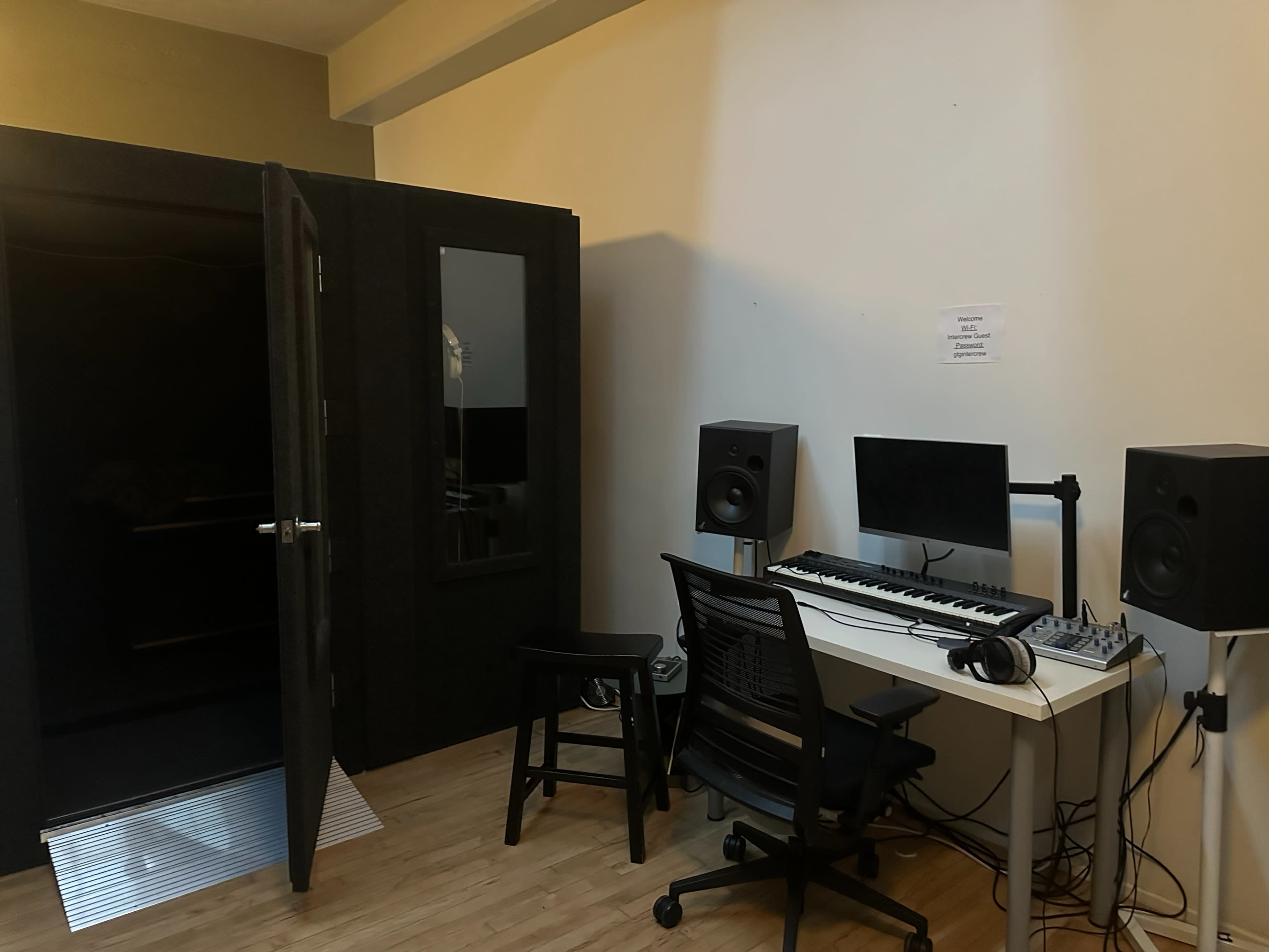 Central LA, Koreatown Studio with Balcony Image in Koreatown, Los Angeles, CA