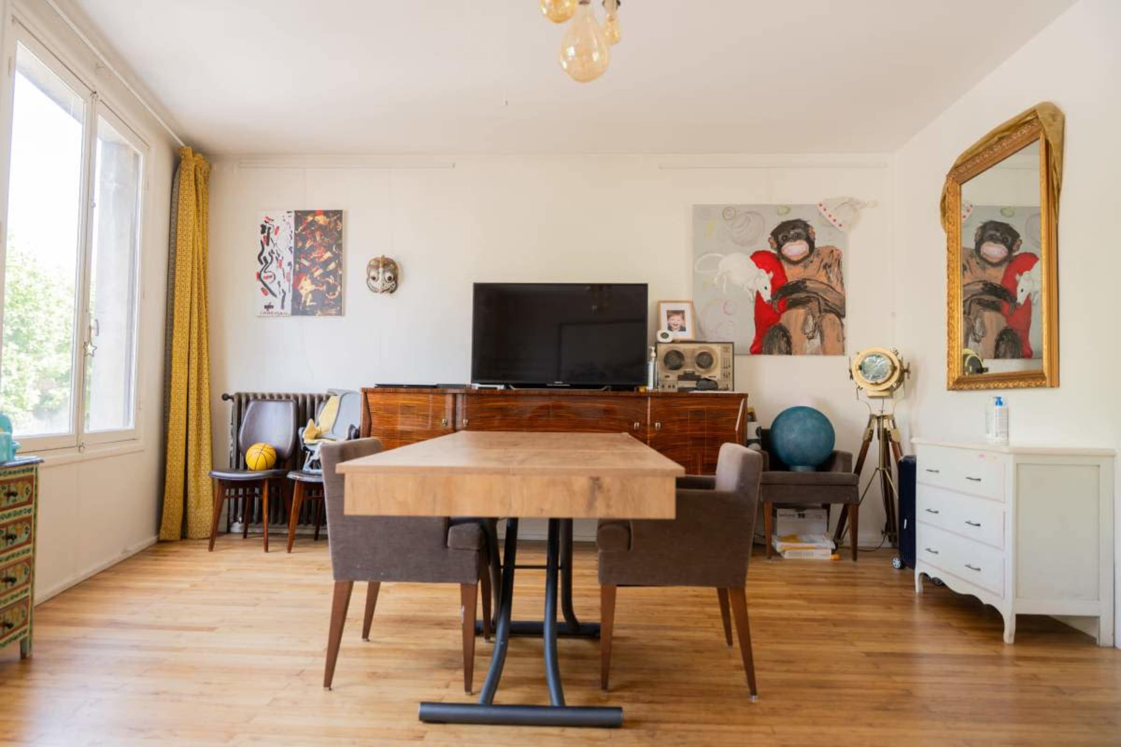 Maison dans le style des années 50 avec un atelier industriel rustique dans l’esprit loft créatif Image in , Montreuil, 