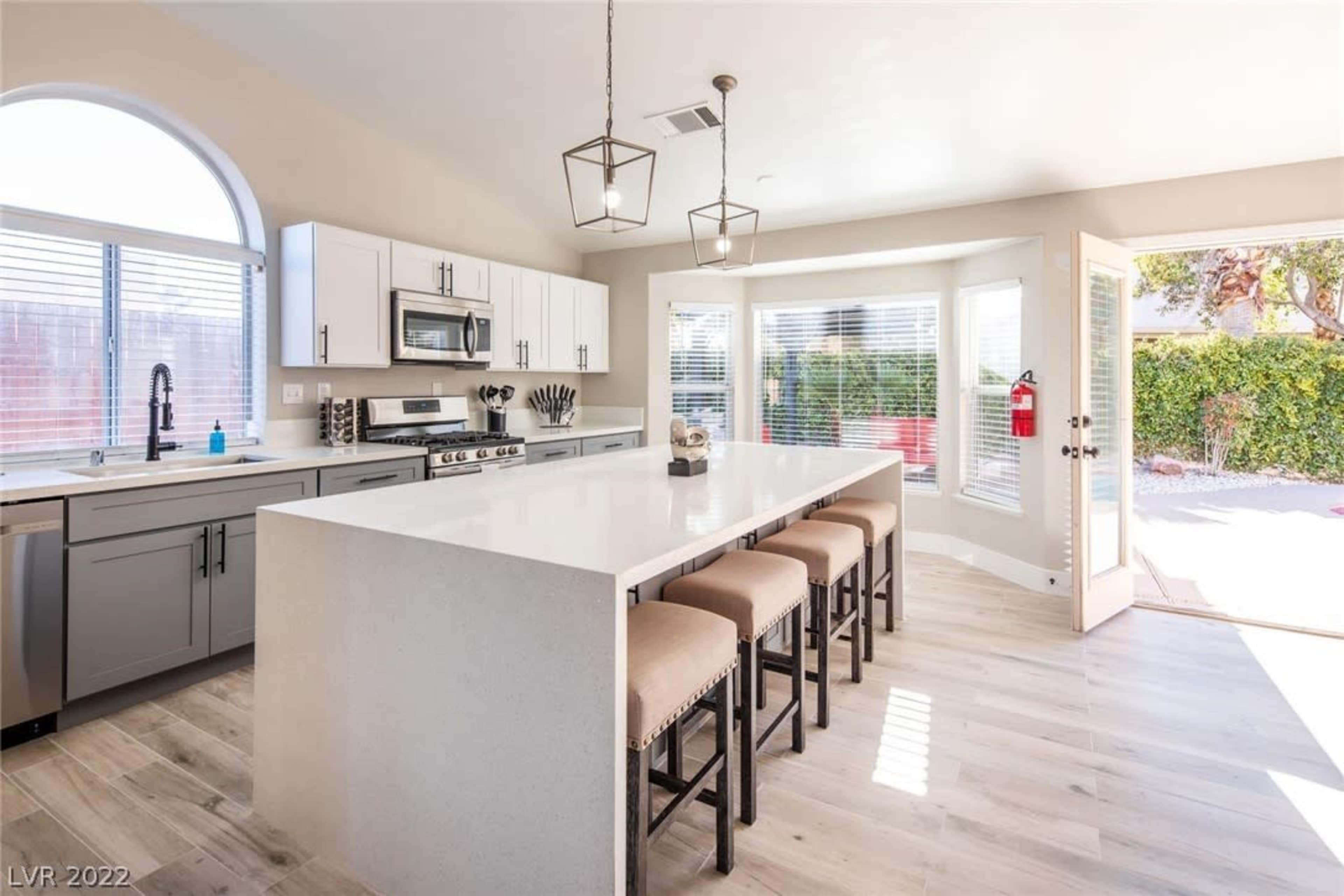 Casa Lumina: A Modern Bright Resort Style Home Image in Paradise, Las Vegas, NV