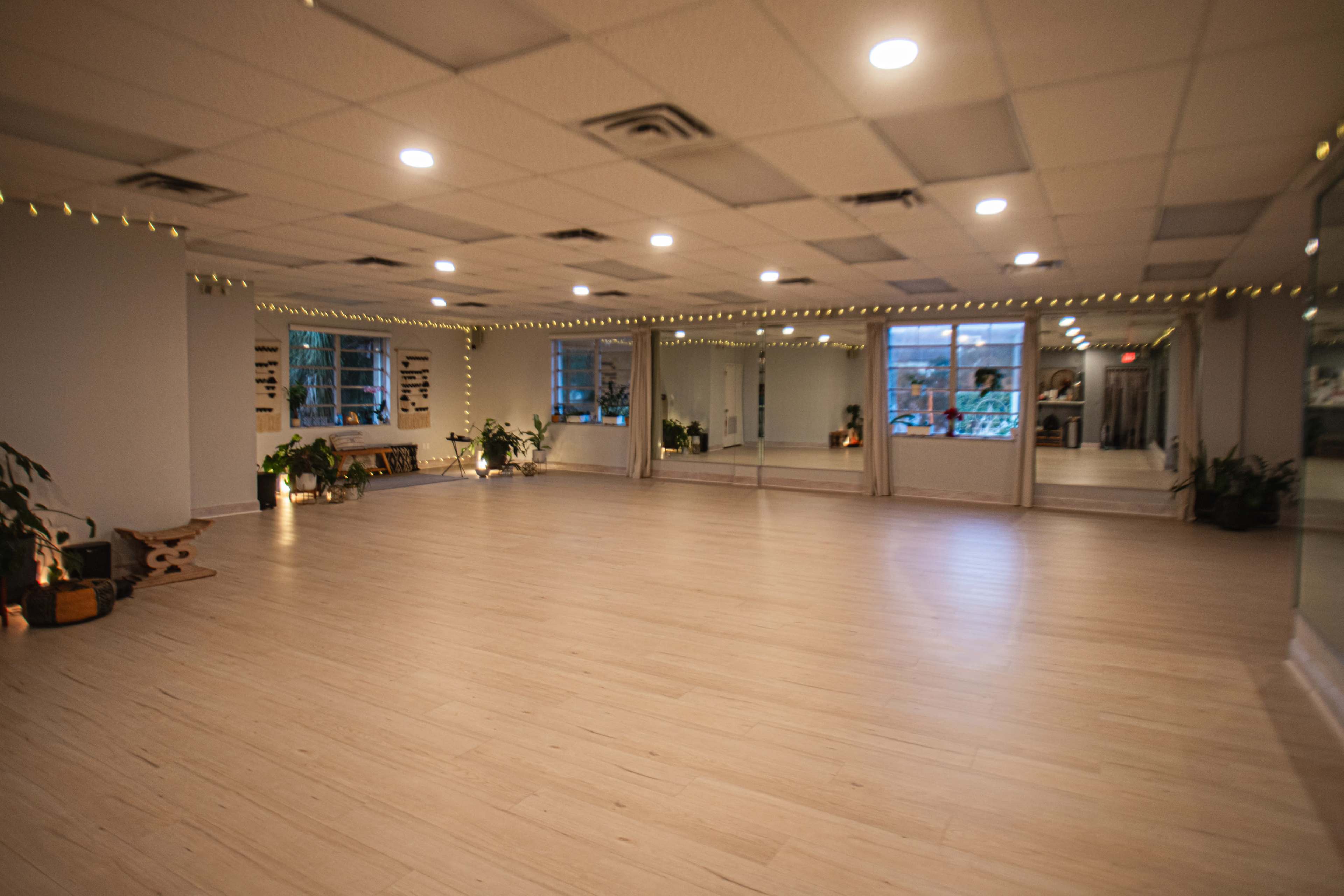 Beautiful, clean, well decorated, good energy space! Image in Glenvar Heights, Miami, FL