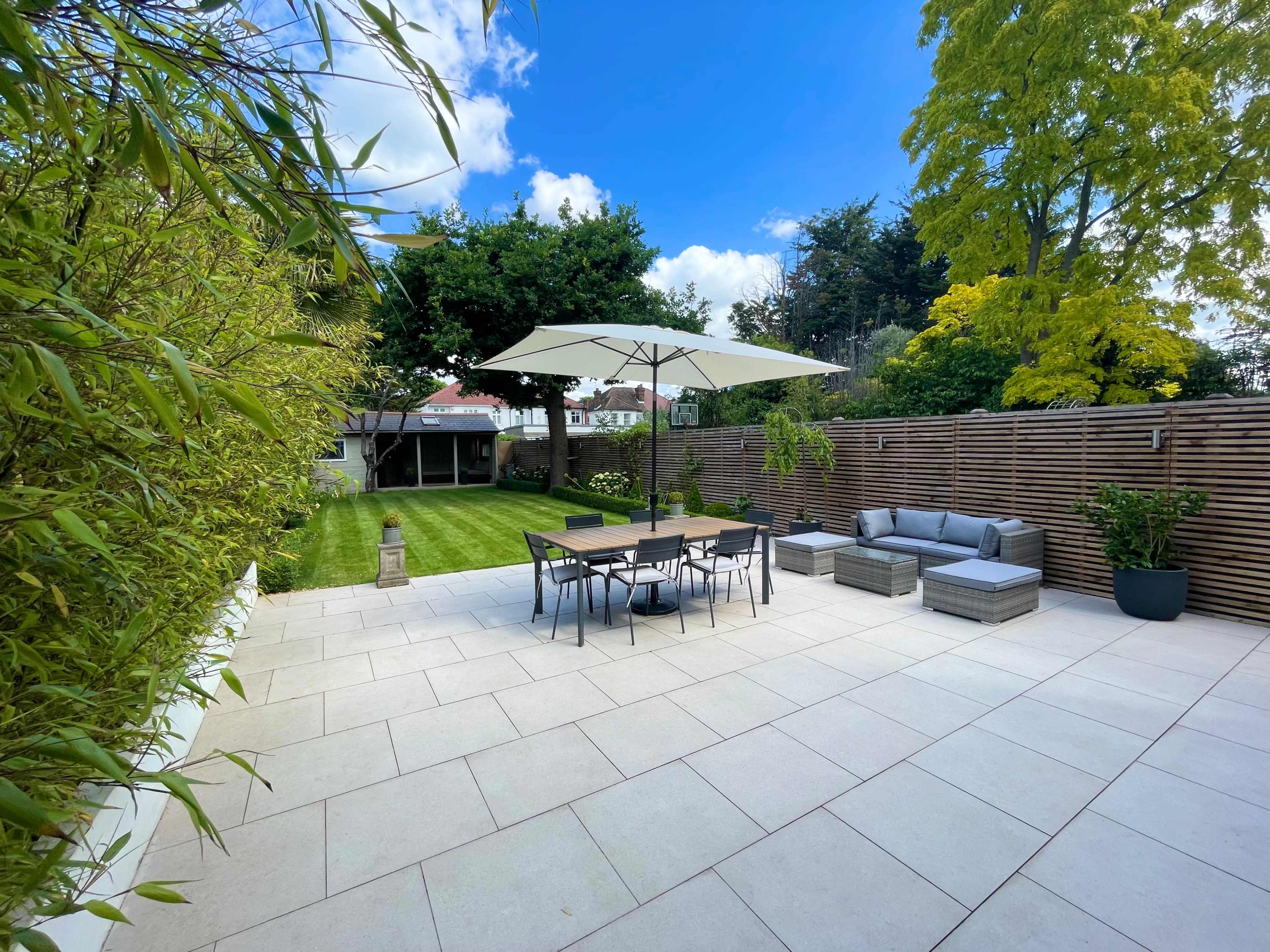 100ft Garden with Large Oak Tree, Summer House Image in Catford, london