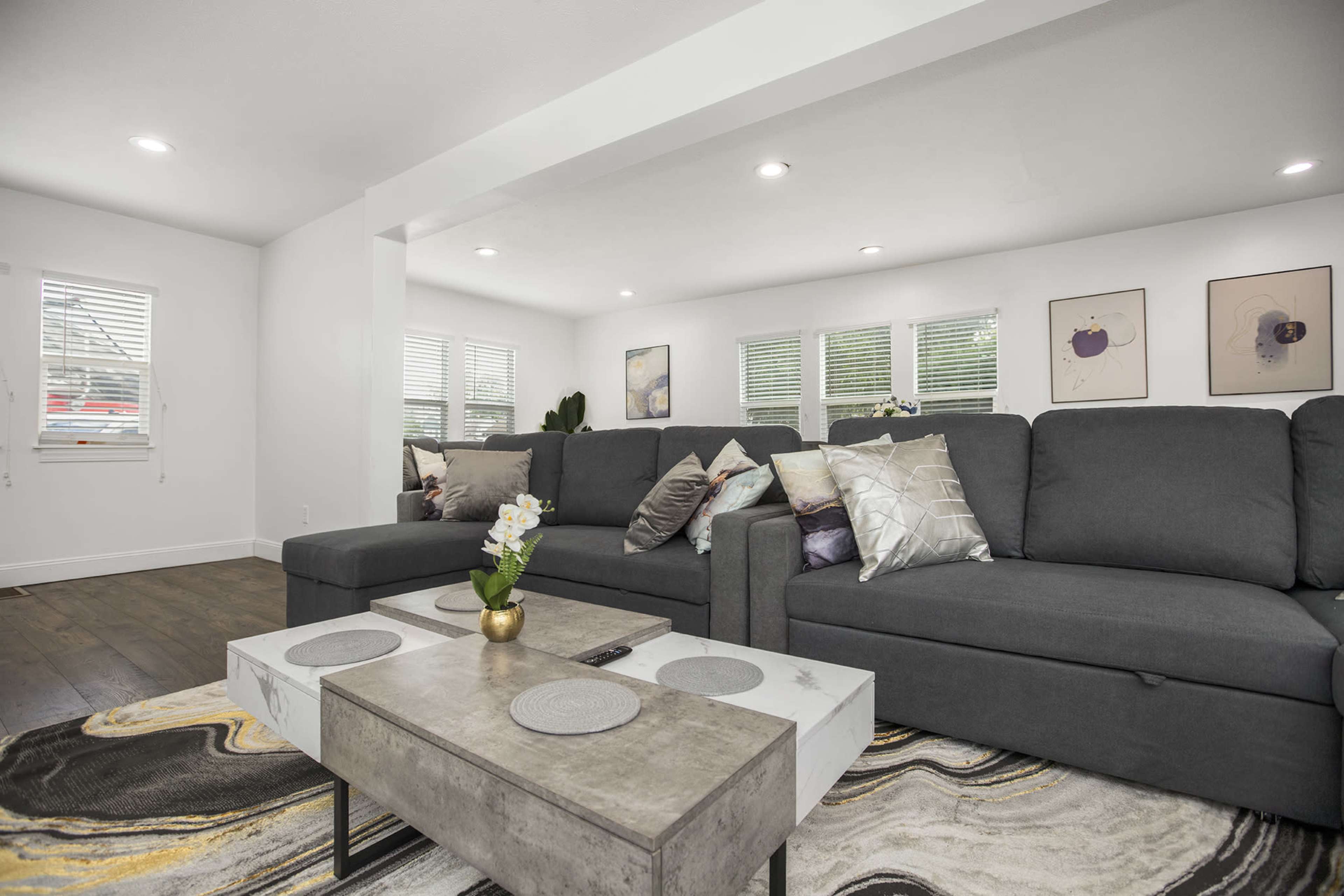 Luxury 5-Bedroom Home in the Heart of South Bend | Spacious, Stylish, and Perfect for Groups Image in Portage Township, south bend, IN