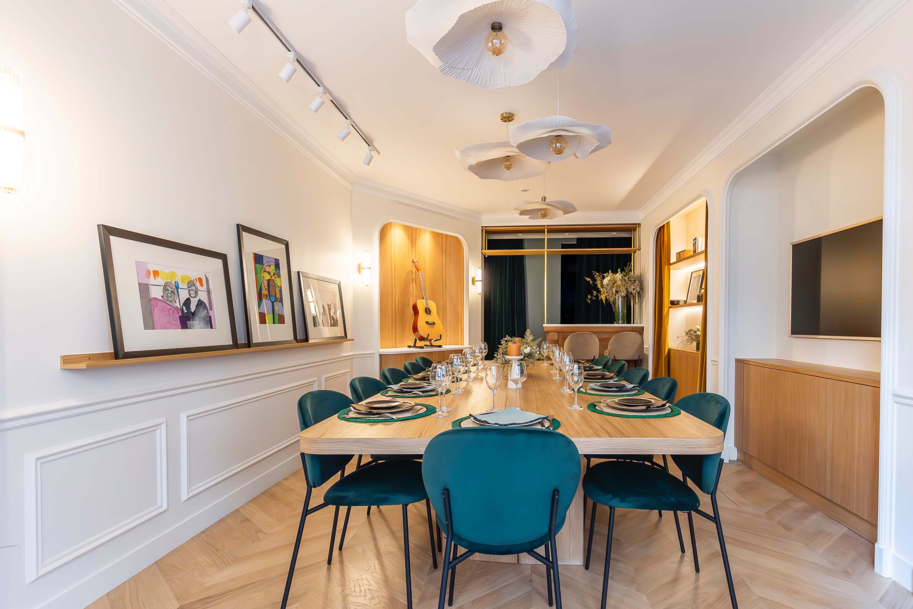 Table privée avec cuisine dans quartier prisé Image dans Quartier du Faubourg-du-Roule, Paris, 