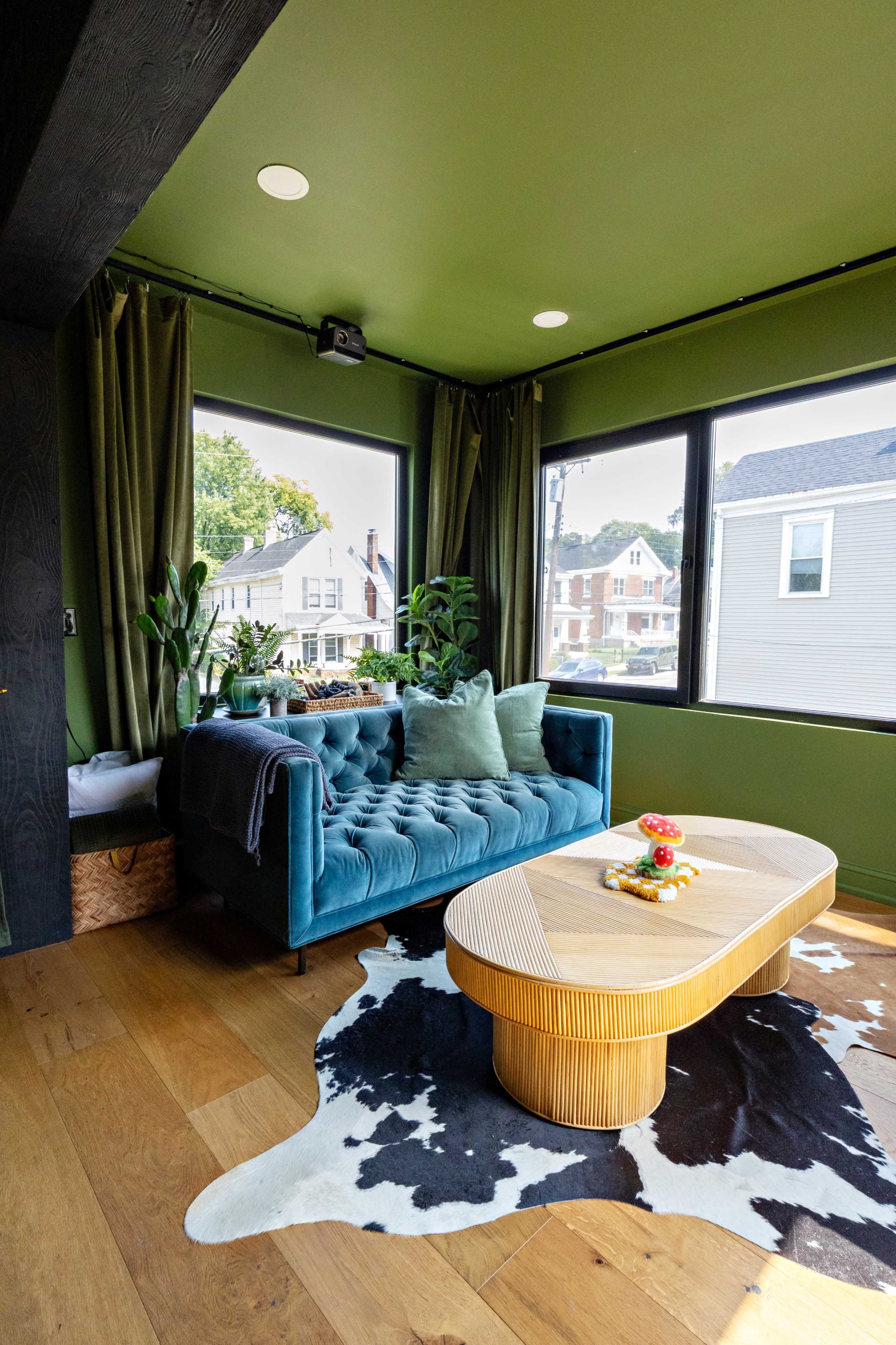 Centrally-Located 1890 Victorian Home that Inspires Visitors Image in Dayton, Dayton, KY