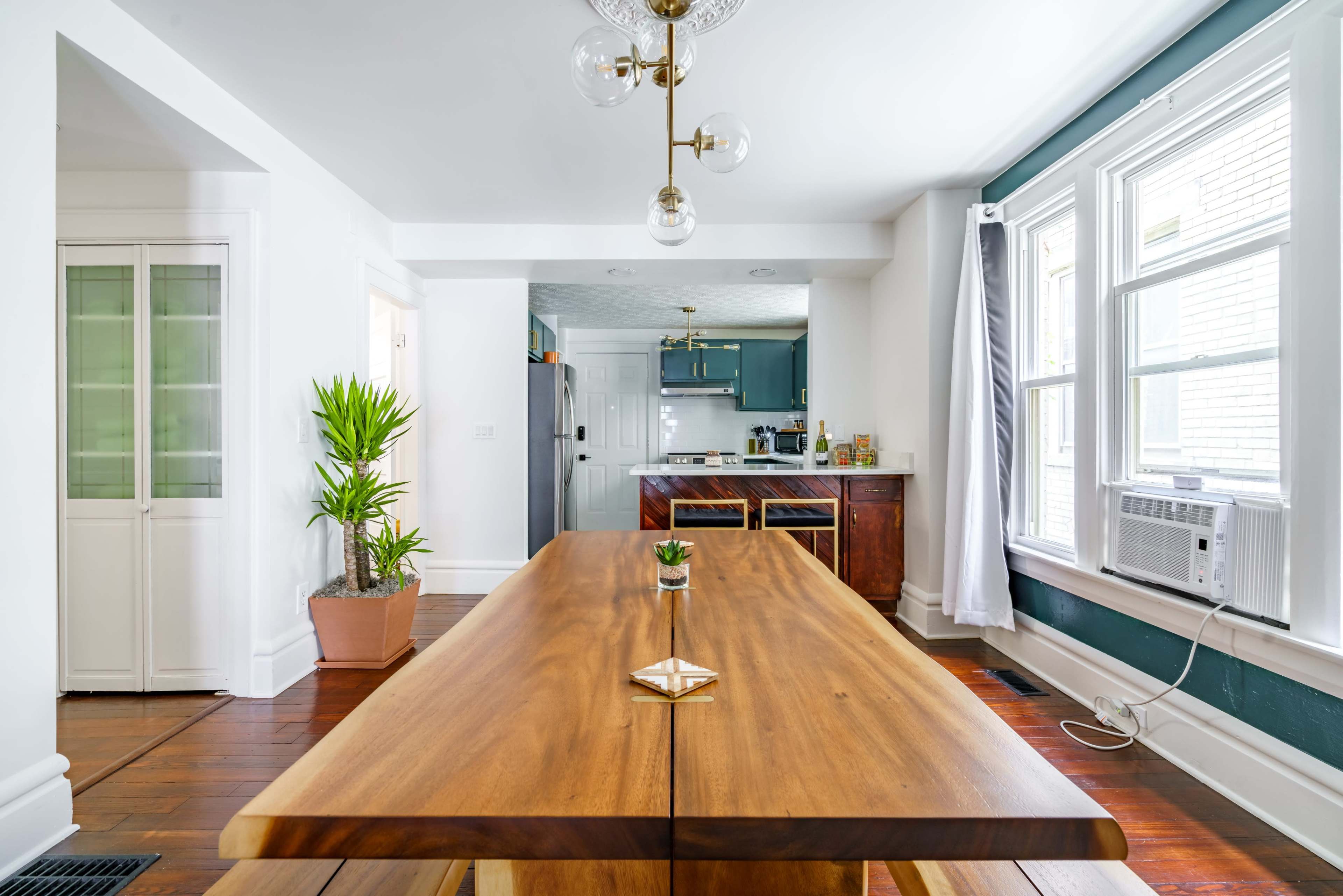 Lundy 33 🌿🐯 Over 4,500 Reviews • Prime Location • Parking Image in Short North Arts District, Columbus, OH