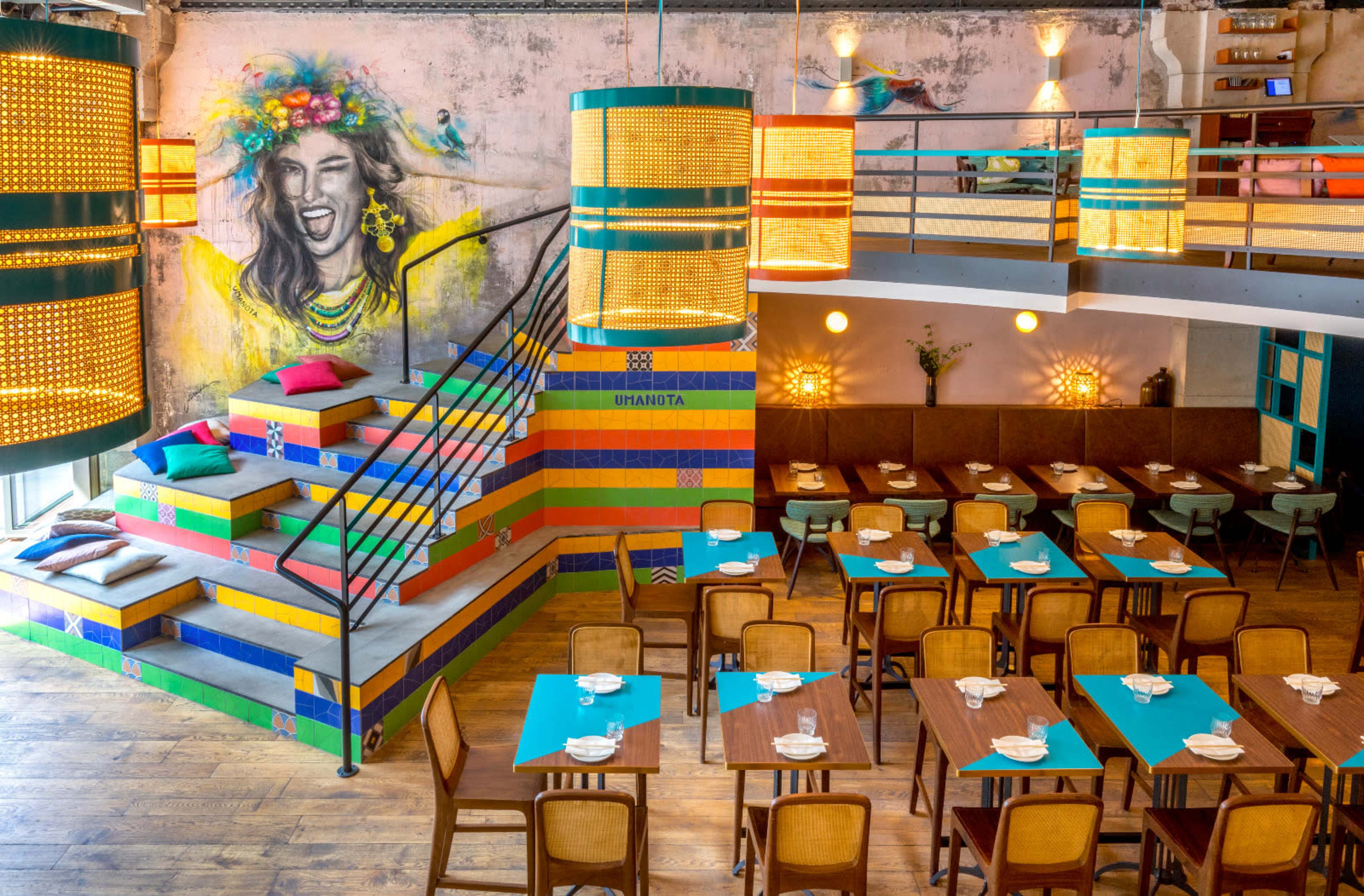 Lively Street-Level Space with Artistic Decor in the Marais Image in Sentier, Paris