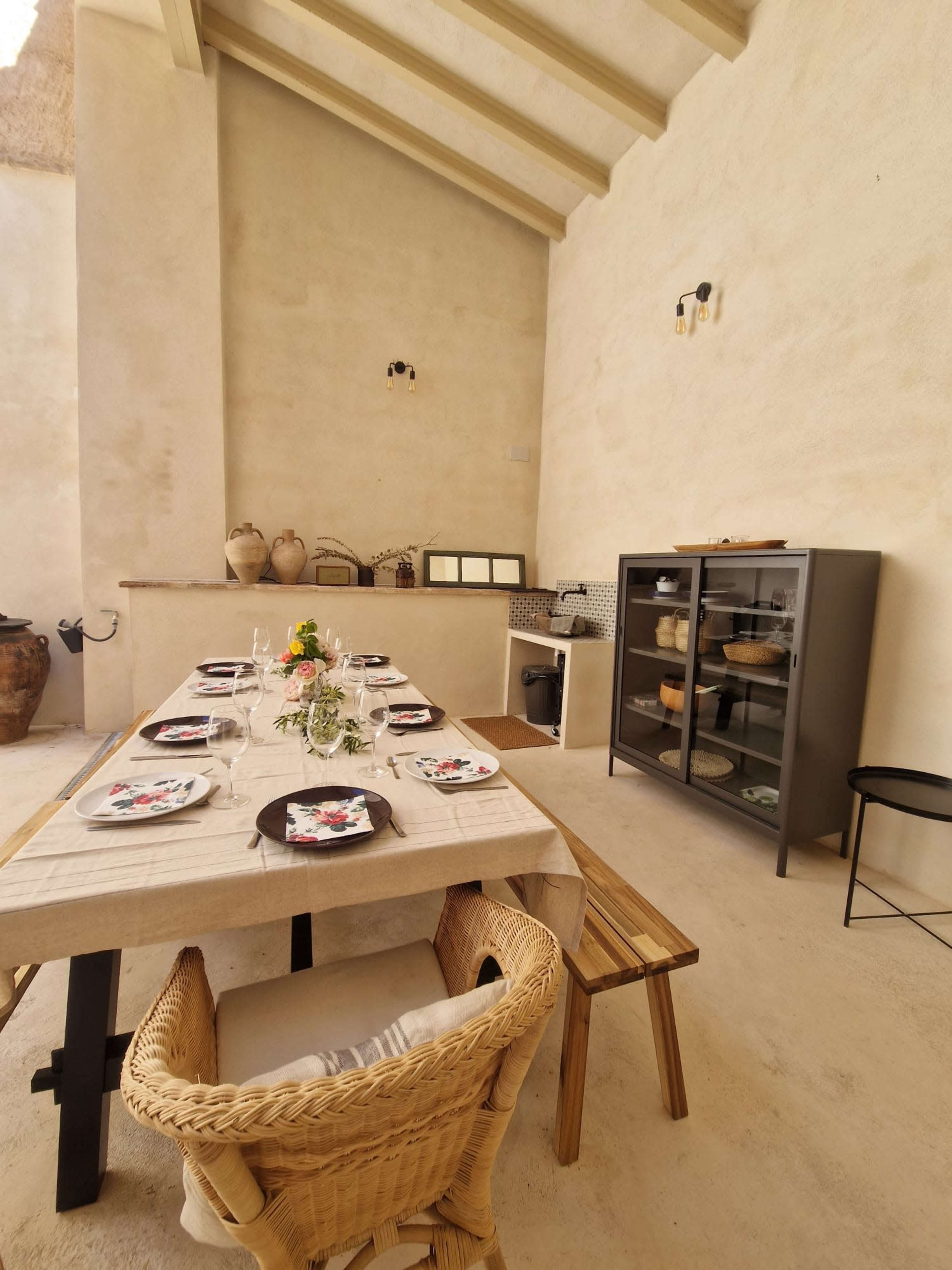 Sala rústica y moderna en el Priorato. Image in , La Vilella Baixa, T