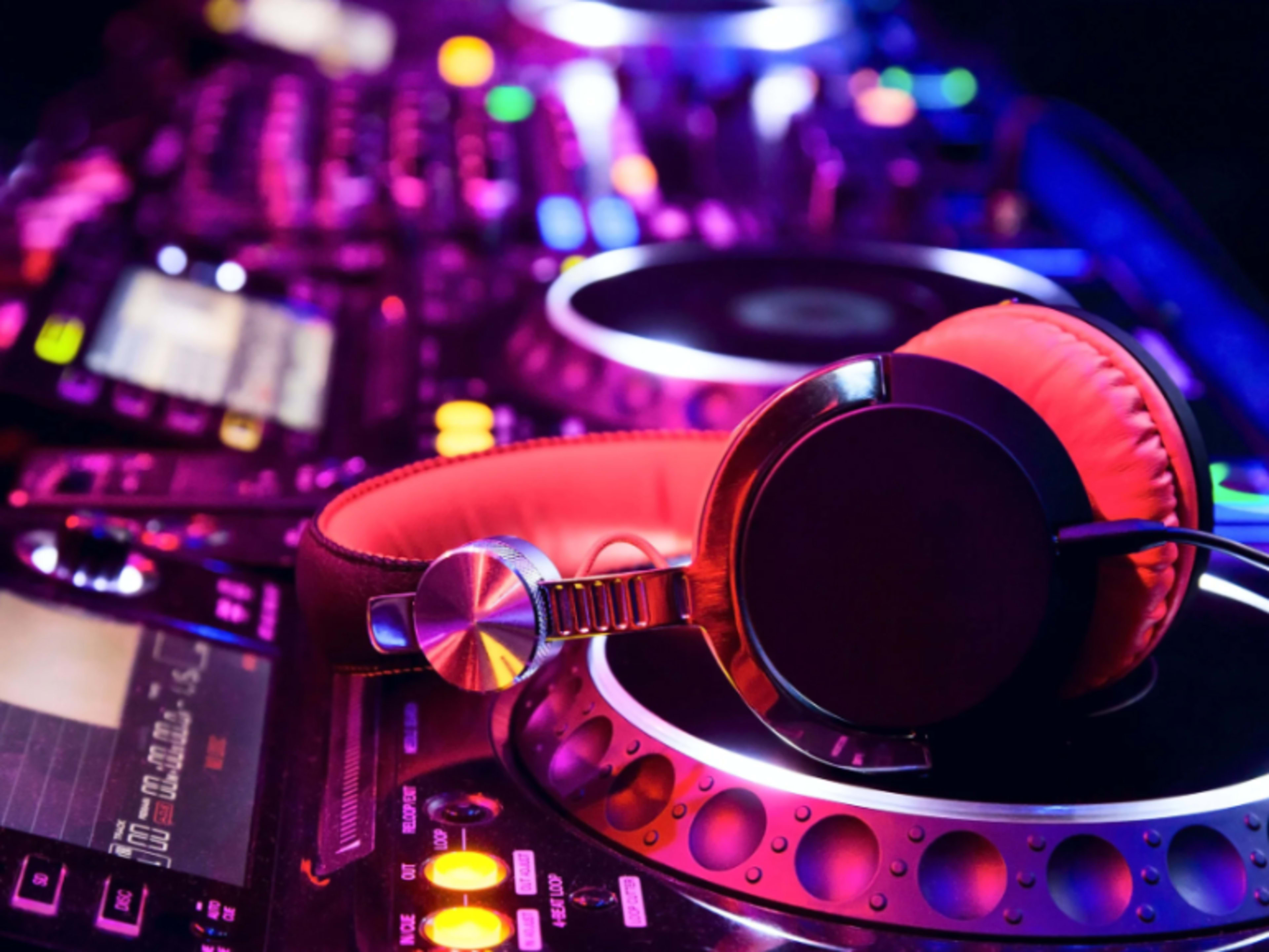 DJ- Hip Hop/ R&B/ Top 40