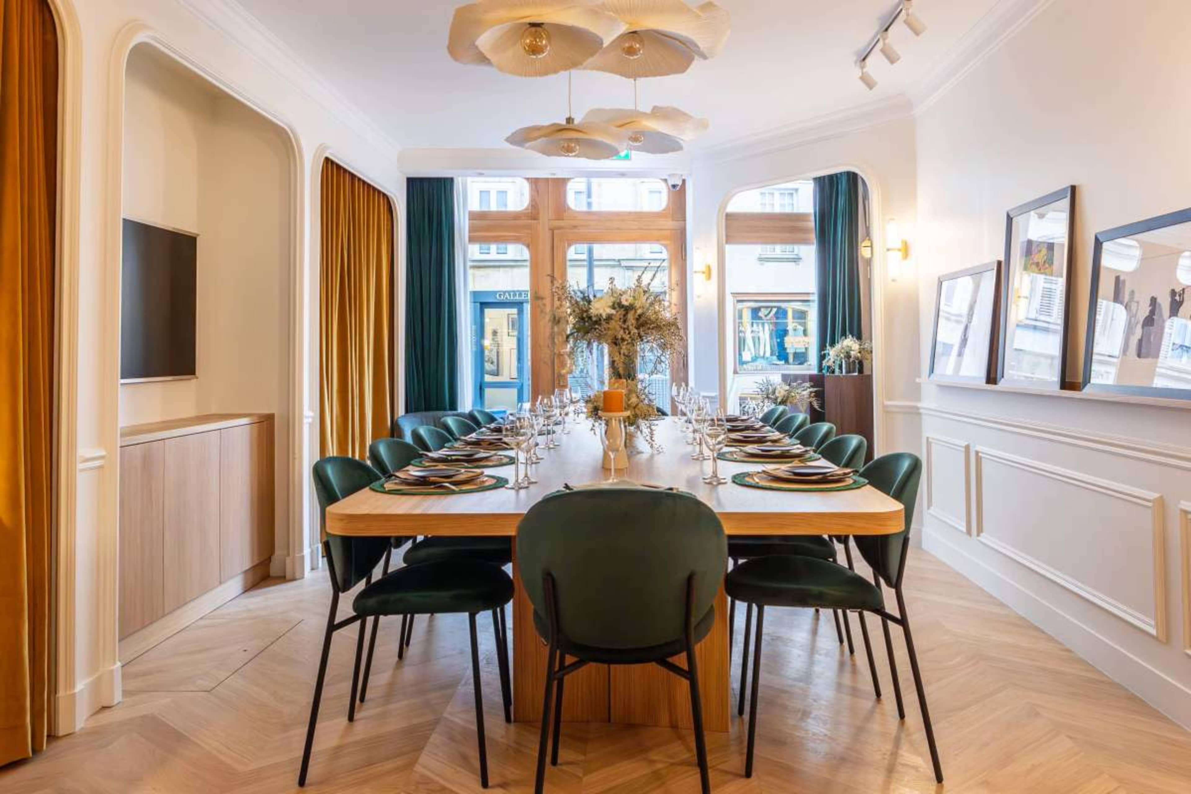 Table privée avec cuisine dans quartier prisé Image dans Quartier du Faubourg-du-Roule, Paris, 