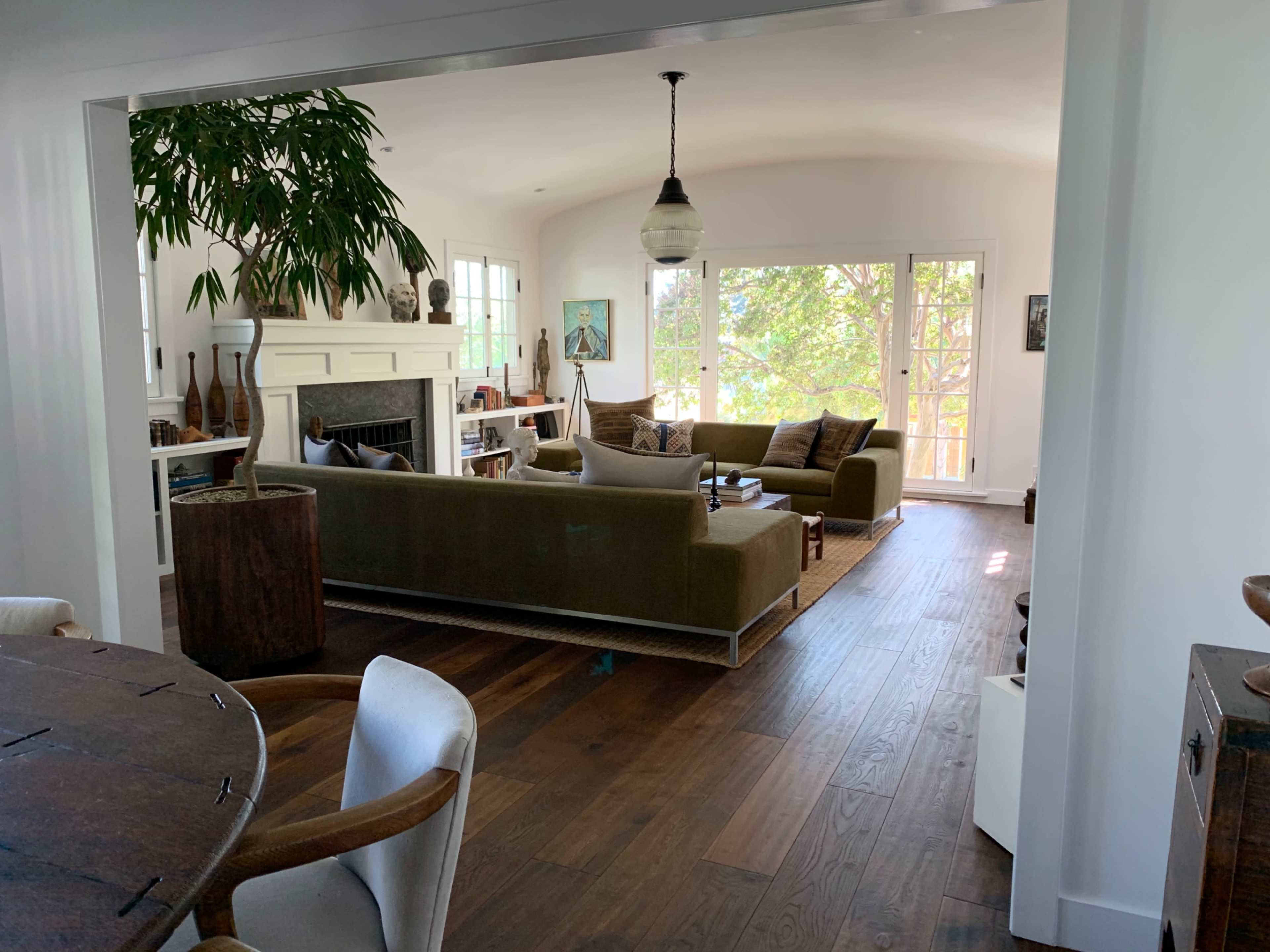 Single family home near residential and commercial areas. Small one-family home. Bright Image in Central LA, Los Angeles, CA