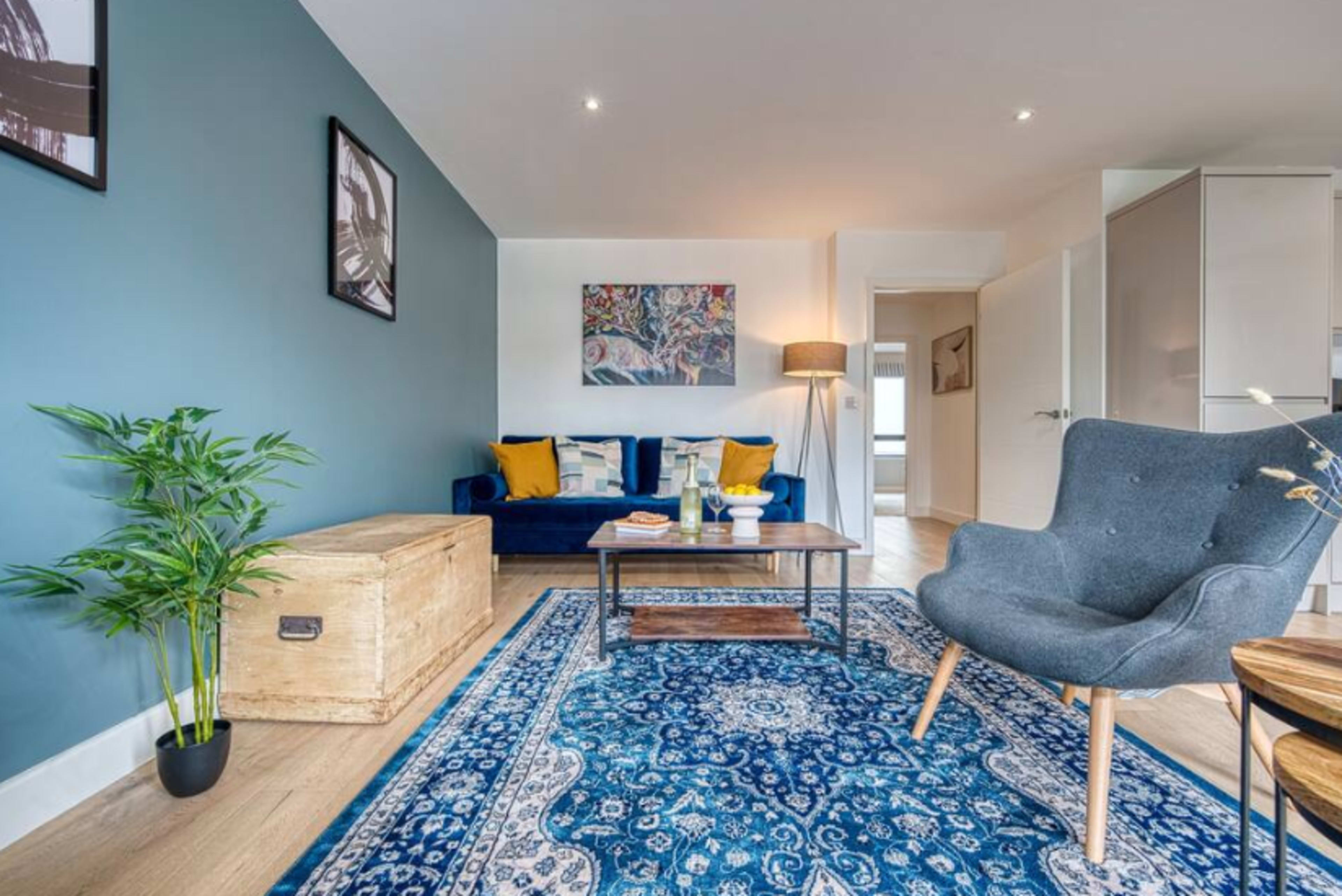 Royal Blue Crescent 2-BR Cosy Flat, Ocean Village Image in Southampton, Southampton, ENG
