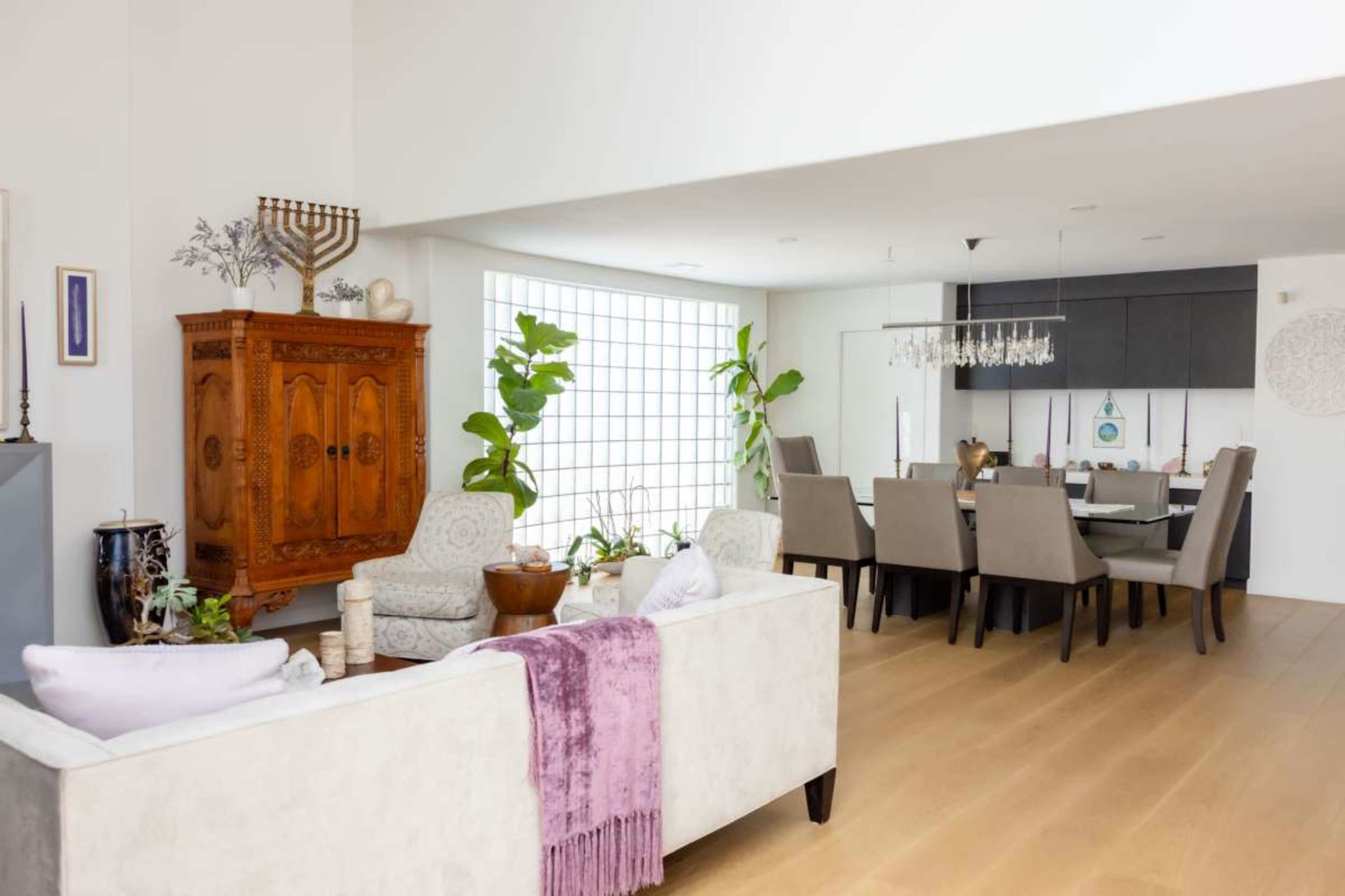 Modern Home with Designer Kitchen, Expansive Yard and Garden Pool Image in El Dorado Park Estates, Long Beach, CA