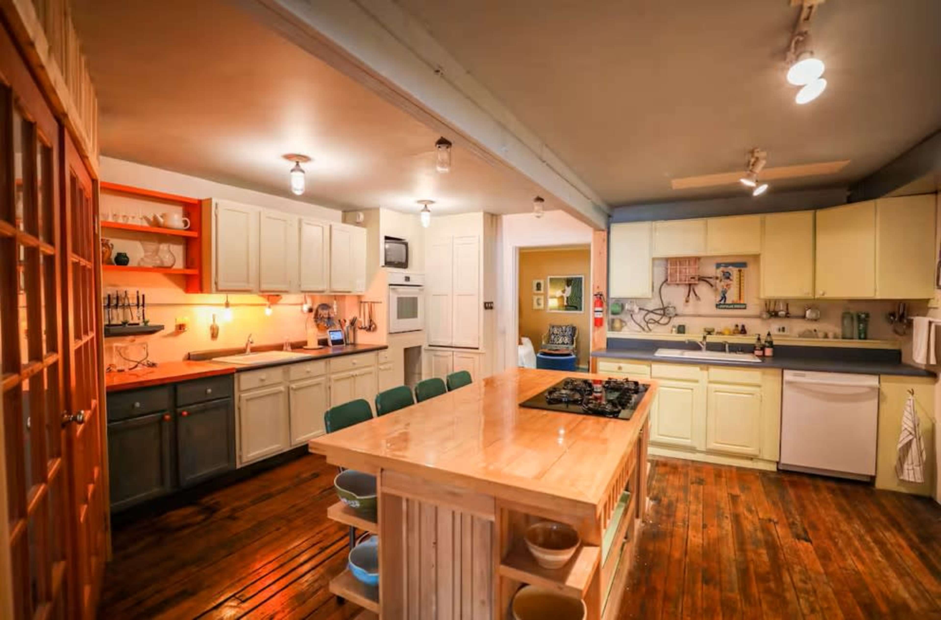 Eclectic Artist's Loft & Studio Image in Jefferson Square, Omaha, NE