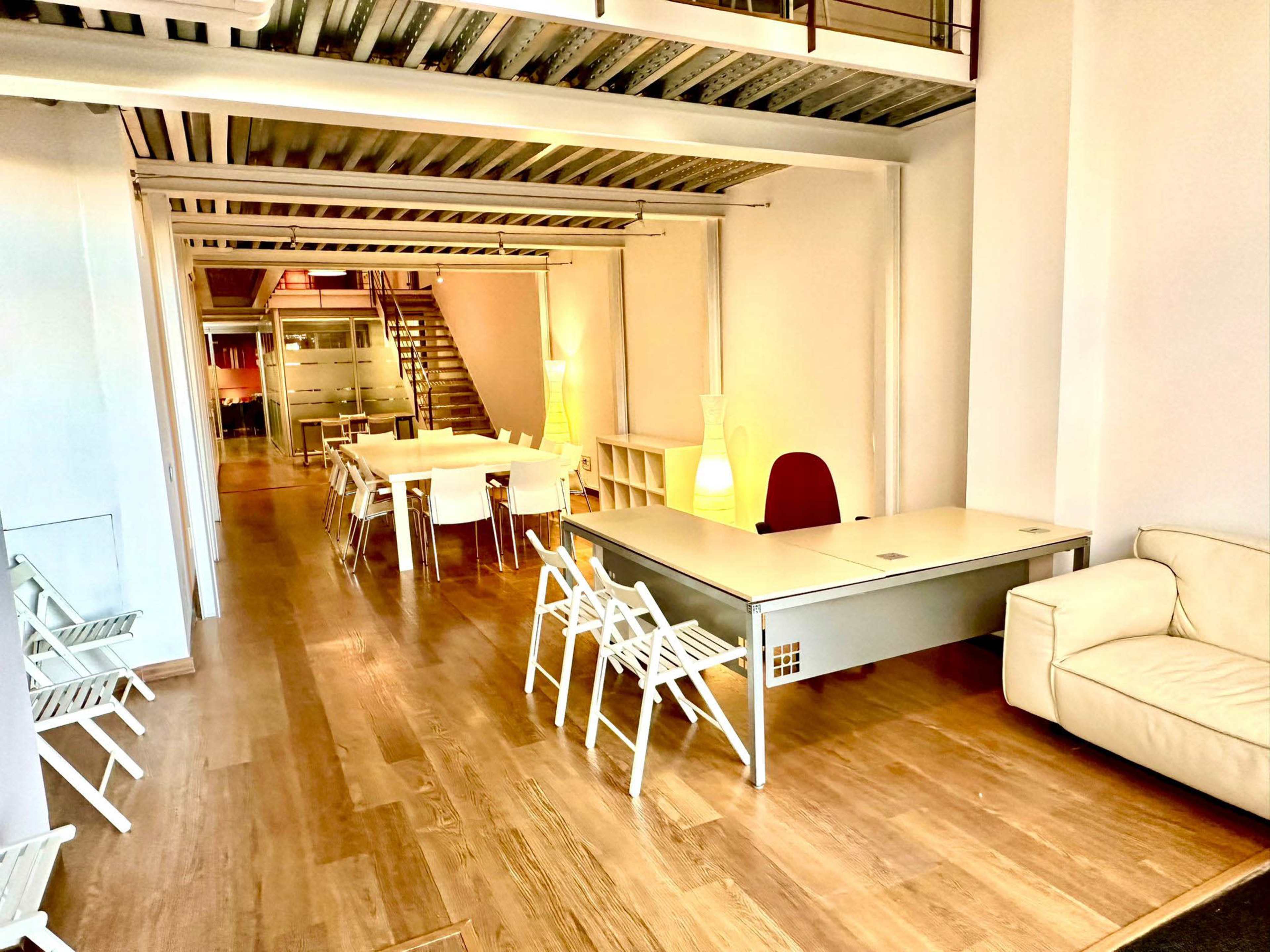 Hall polivalente diáfano acristalado en el centro de Barcelona Imagen en Fort Pienc, barcelona, B