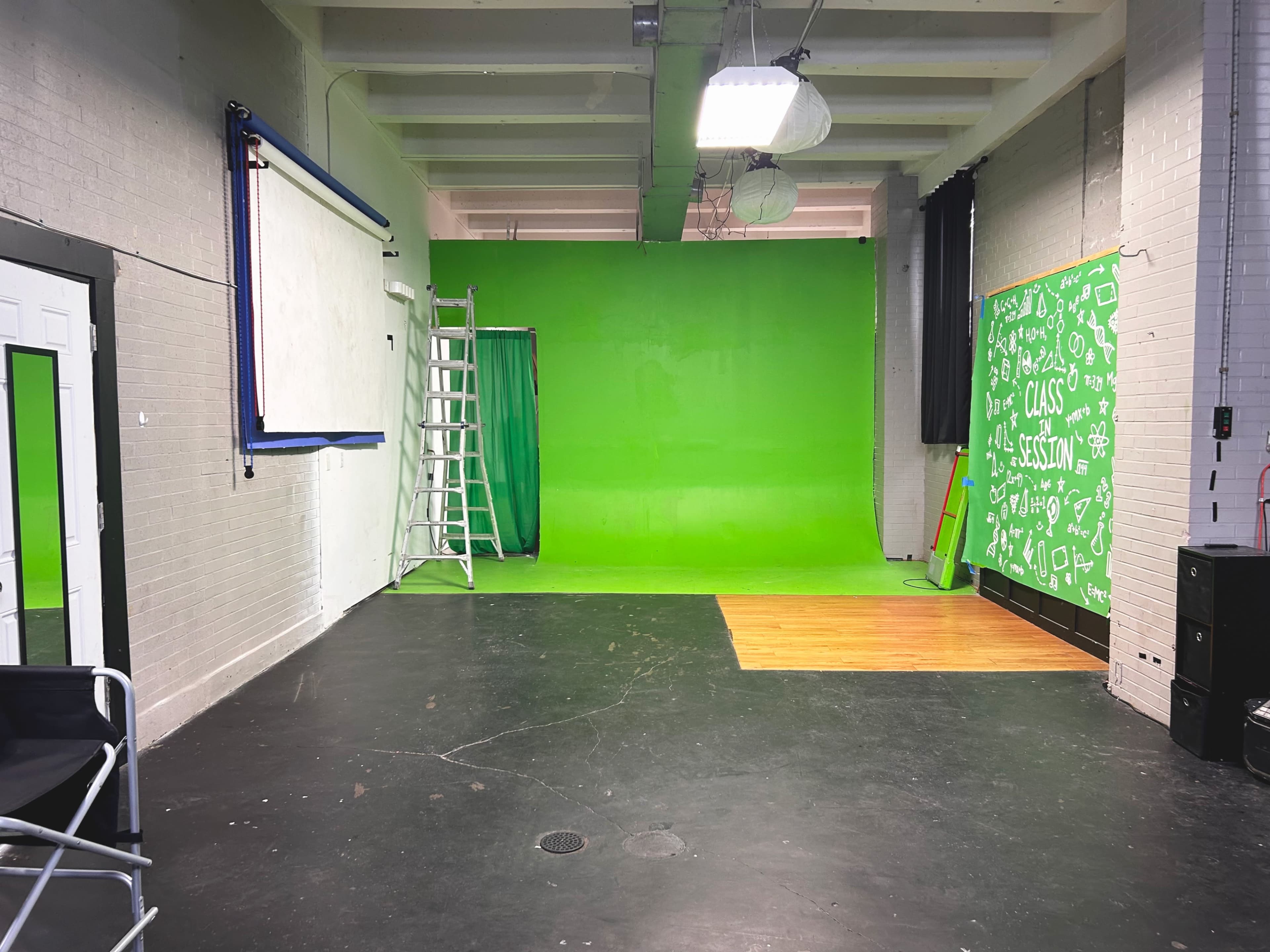 Full-Service Greenscreen Studio Image in Oak Park Southeast, Kansas City, MO