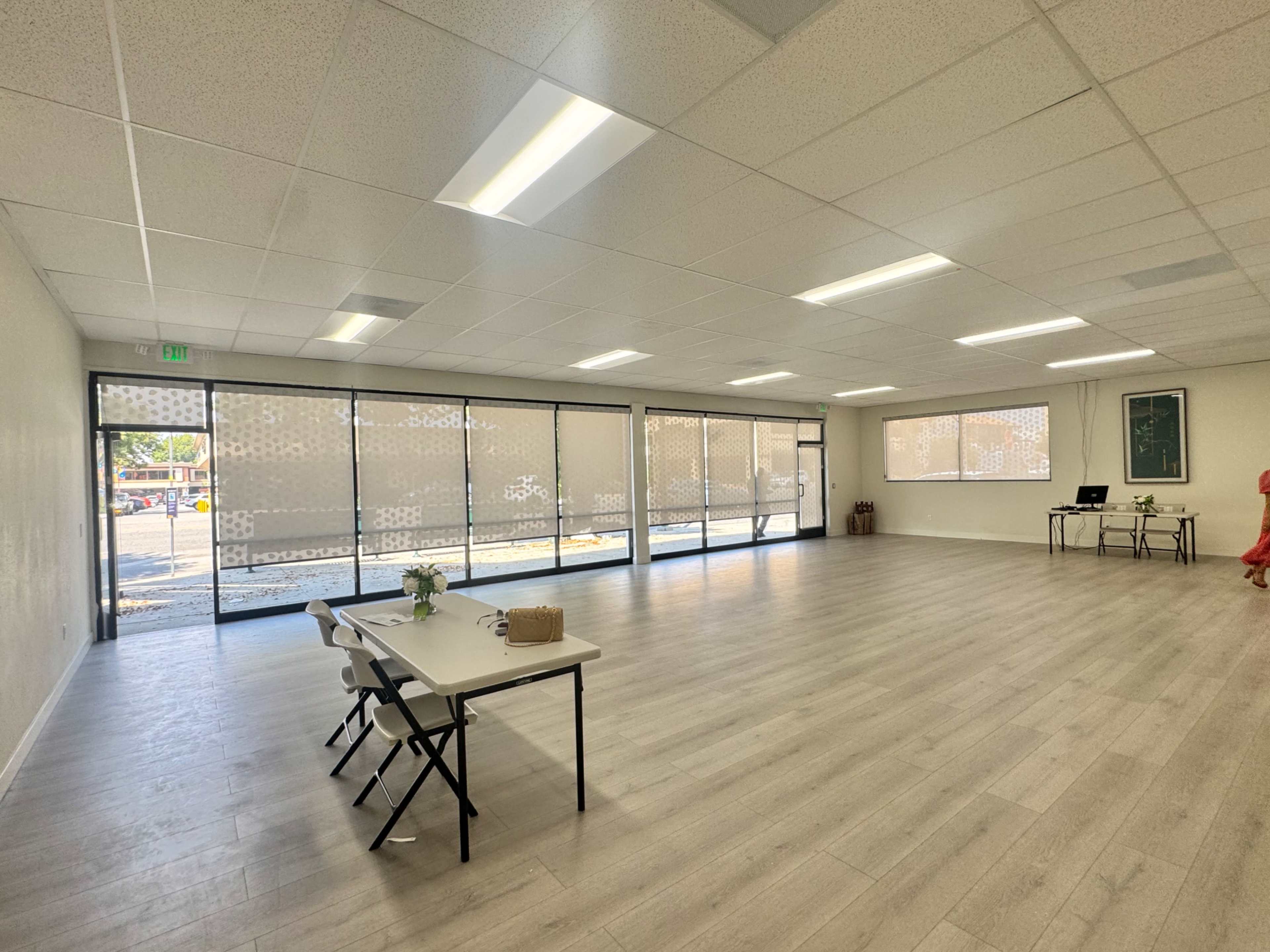 Prime 2,700 SF Ventura Blvd Pop-Up Retail / Event / Showroom Space Image in Woodland Hills, Woodland Hills, CA
