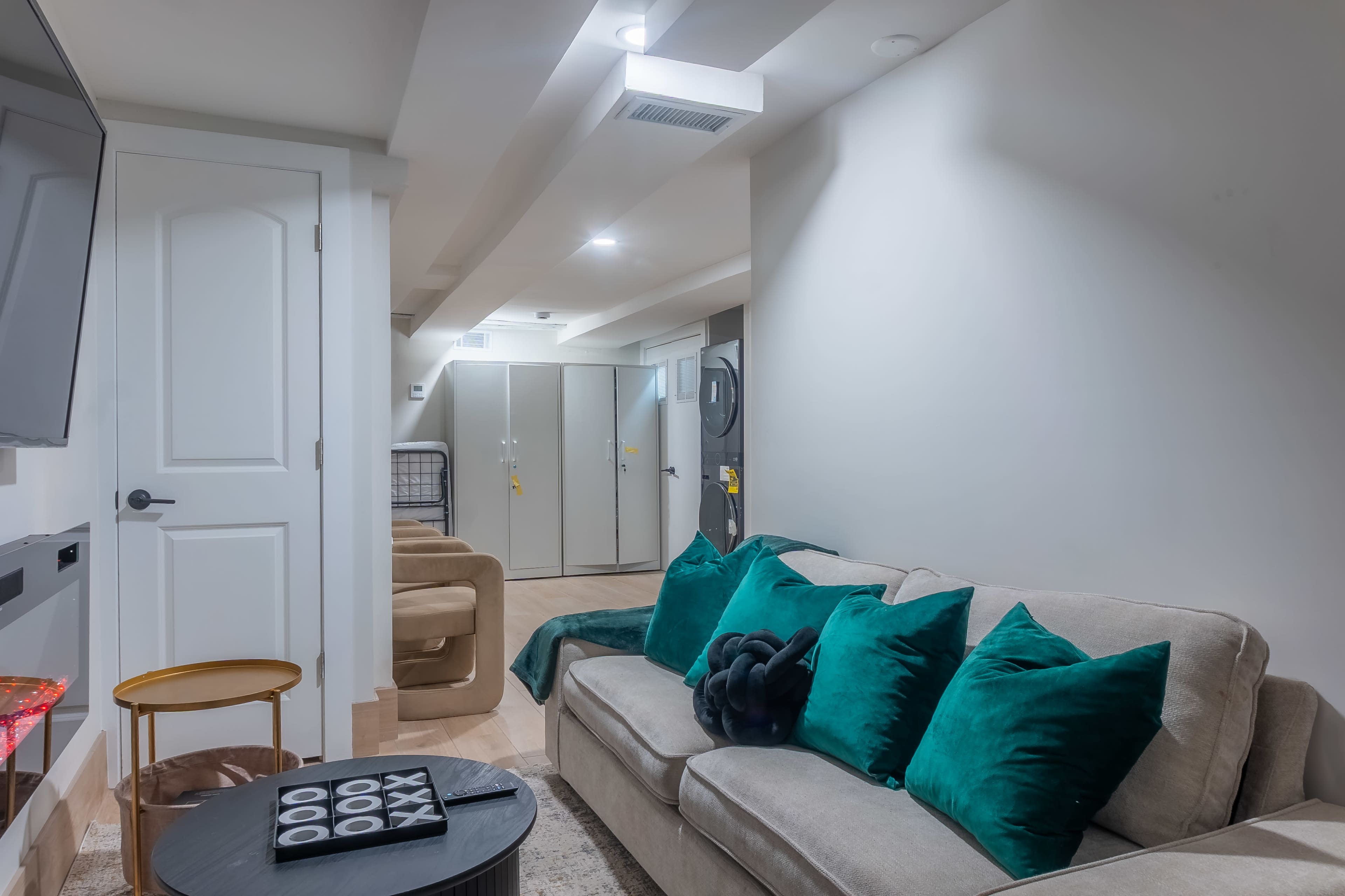 Highend House with rooftop NYC views and backyard deck, 6 Bedrooms, 2 floors plus basement, 10 beds, 3 bath Image in The Heights, Jersey, NJ