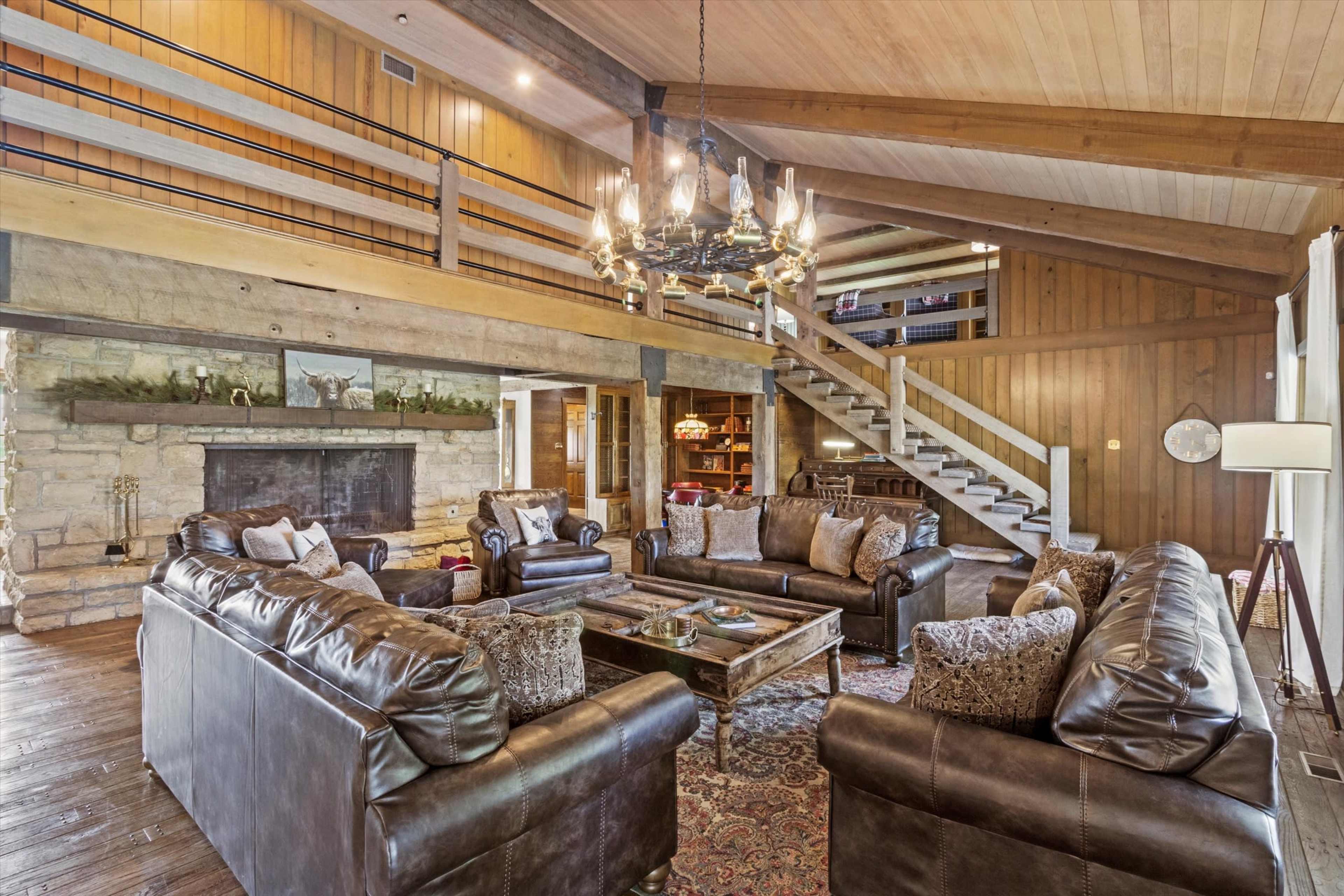 Beautiful home in a 75 acre property. Perfect for intimate gatherings and memorable stays! Image in Big Creek Township, Pleasant Hill, MO