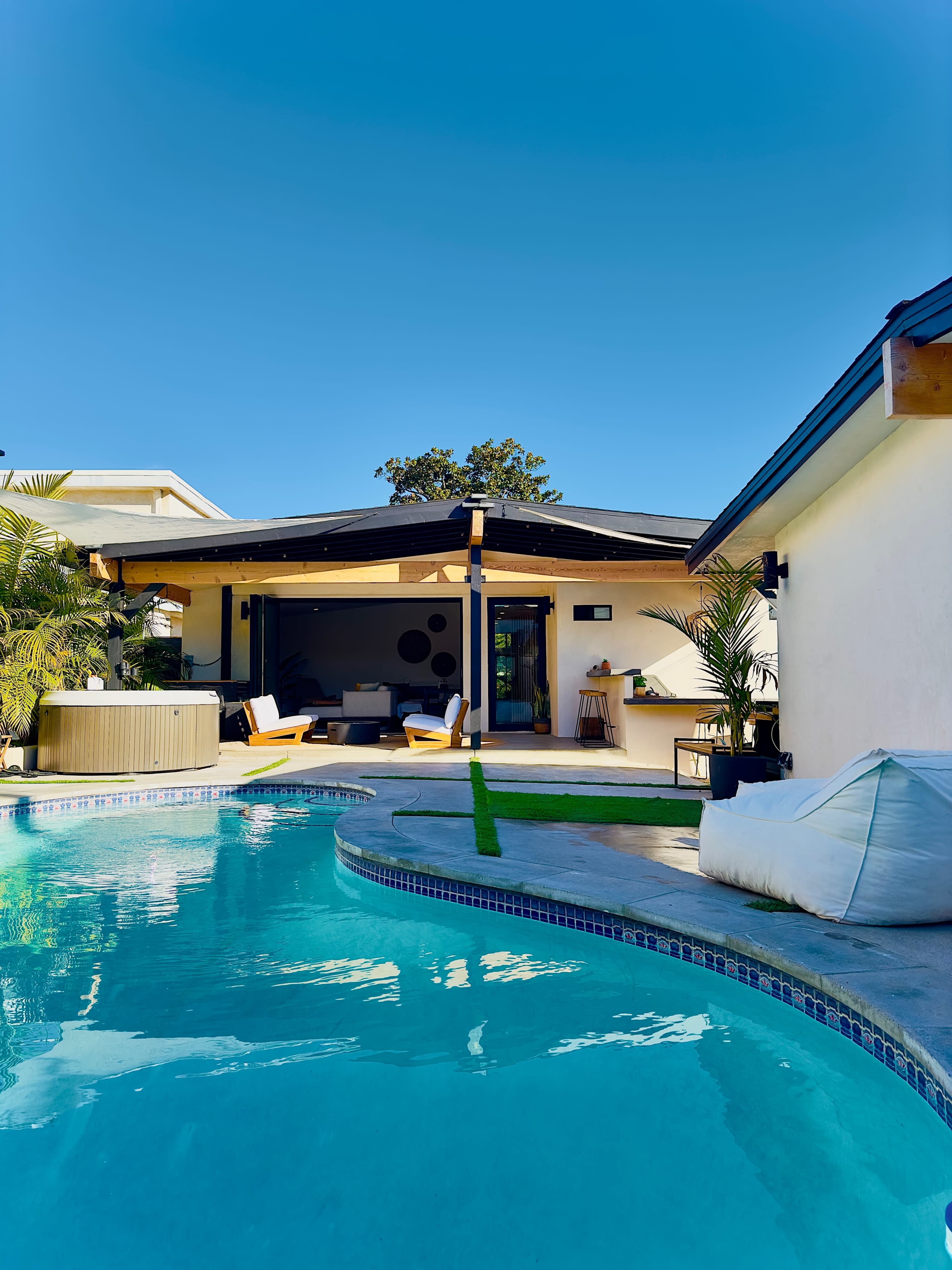 Tropical Mid-Century Modern Beach Villa House Image in Alamitos Heights, long beach, CA