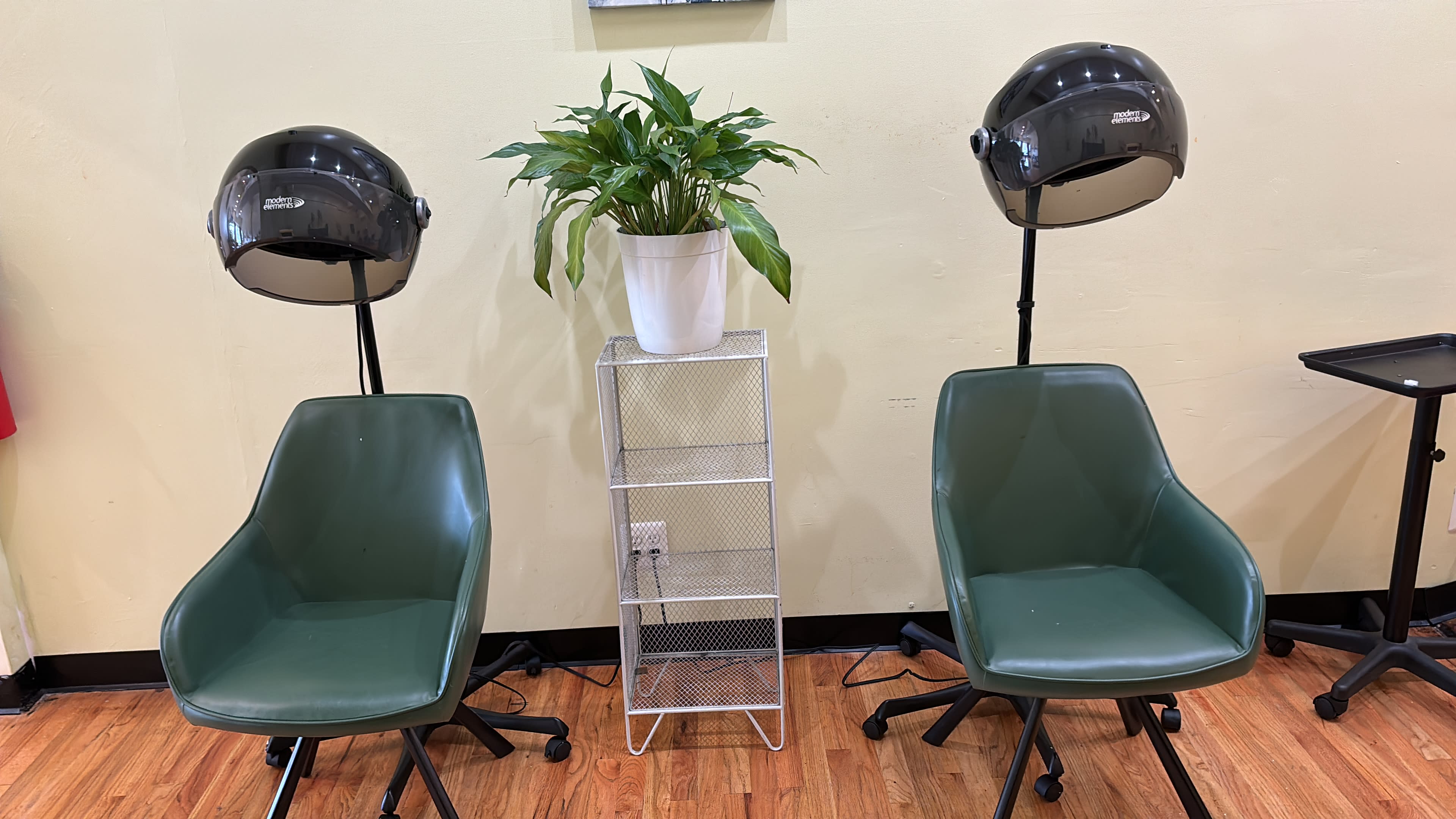 Classy, chic, modern salon in a suburban area . Image in Hempstead, Elmont, NY