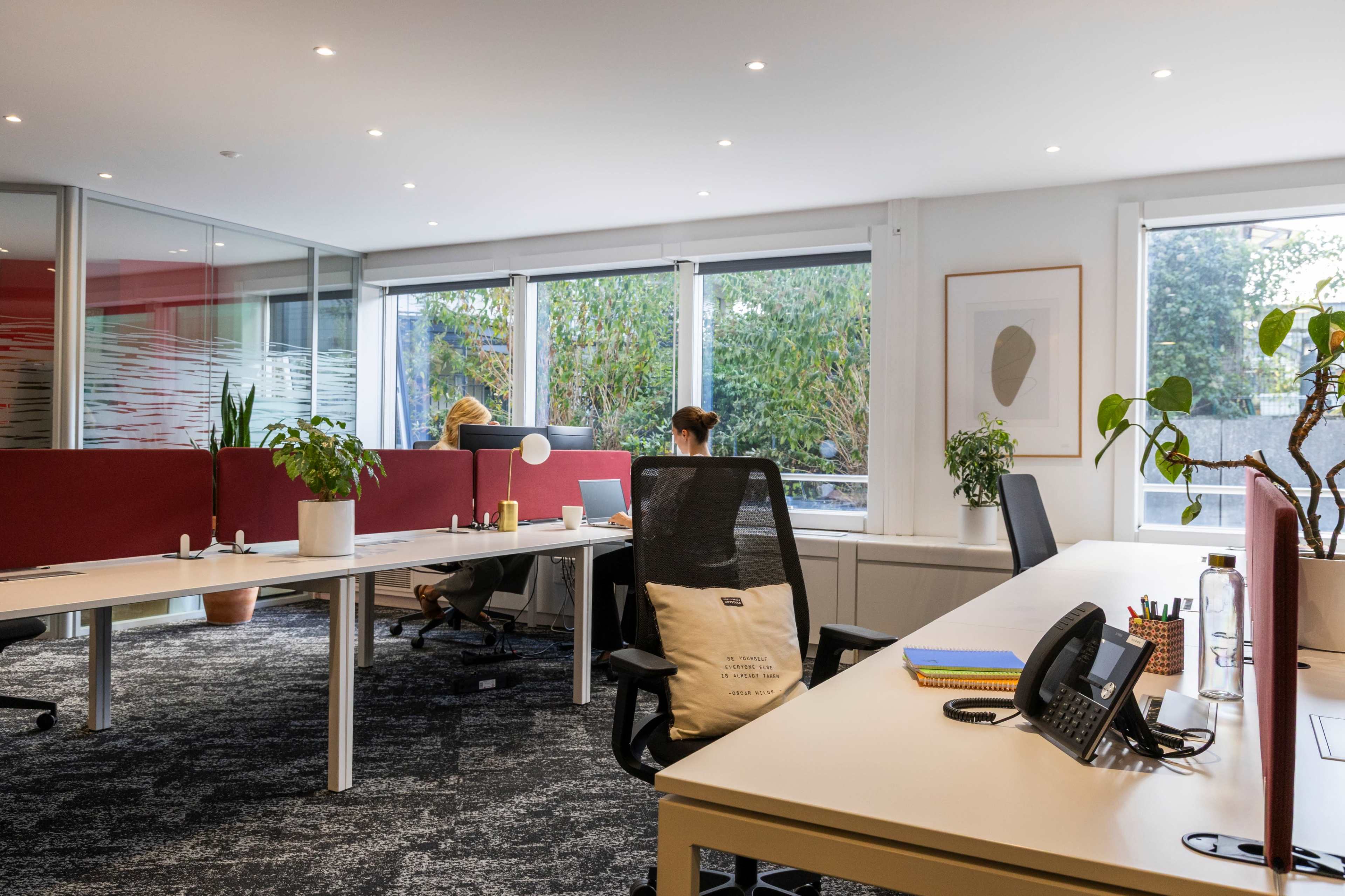 Salle d'entretien pour 3 personnes dans un espace de coworking moderne et chaleureux à Issy-les-Moulineaux Image dans , Issy-les-Moulineaux