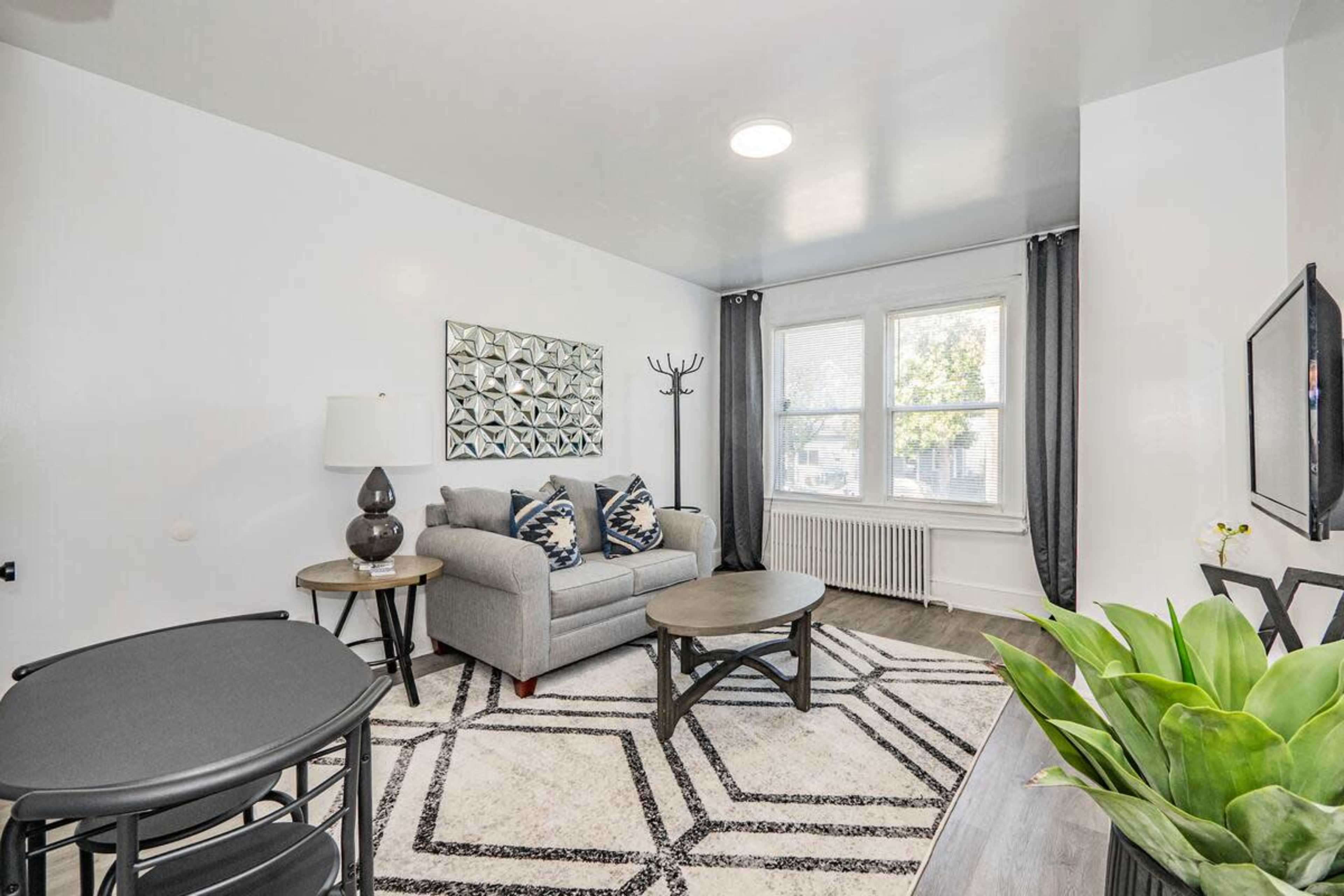 Bright DC Retreat Extended Stays Welcome w/Parking Image in Fairlawn, Washington, DC