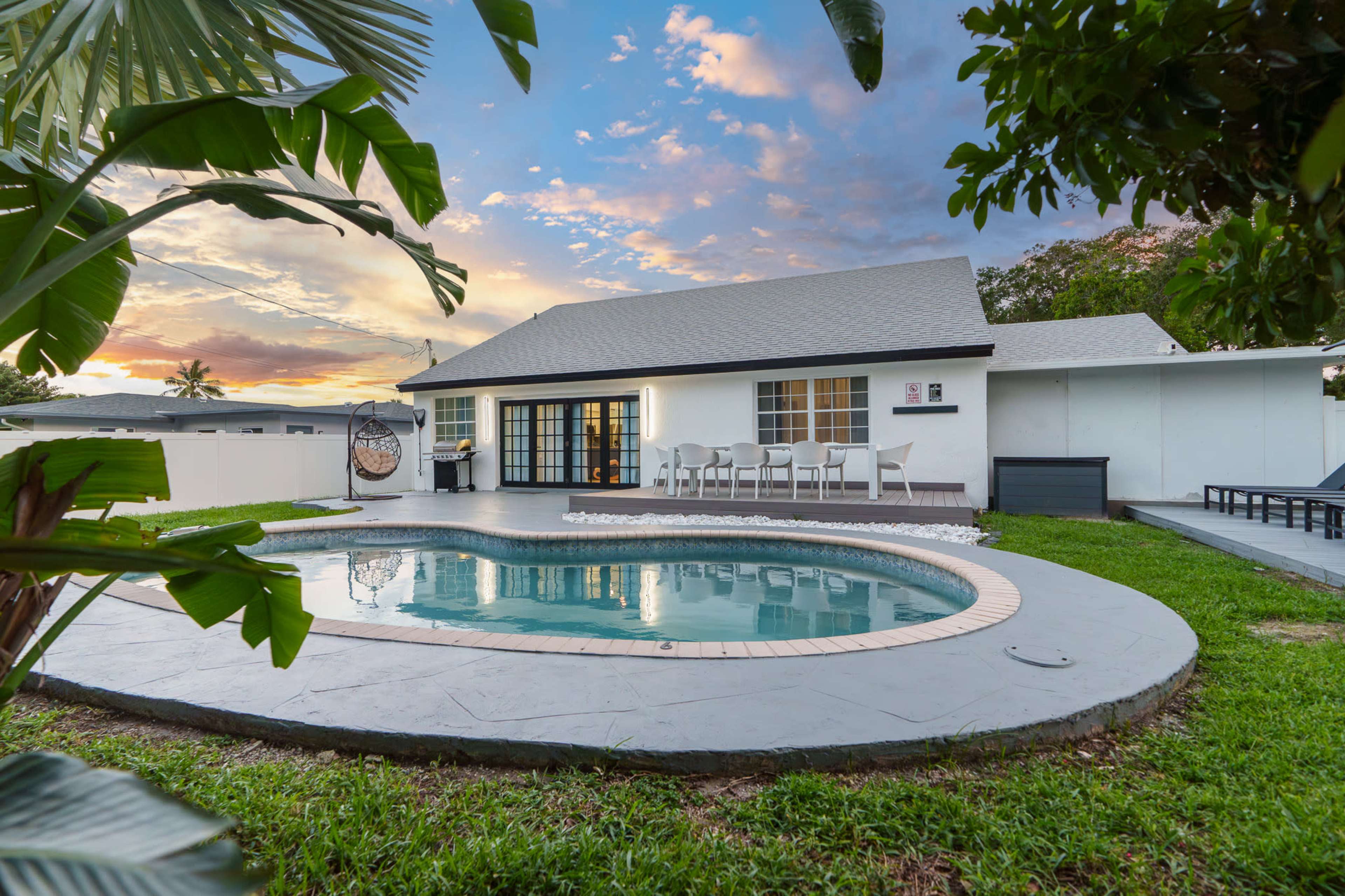 Designer Open Pool House 4 bed sleep 10 NEW games Image in Edgewood, Fort Lauderdale, FL