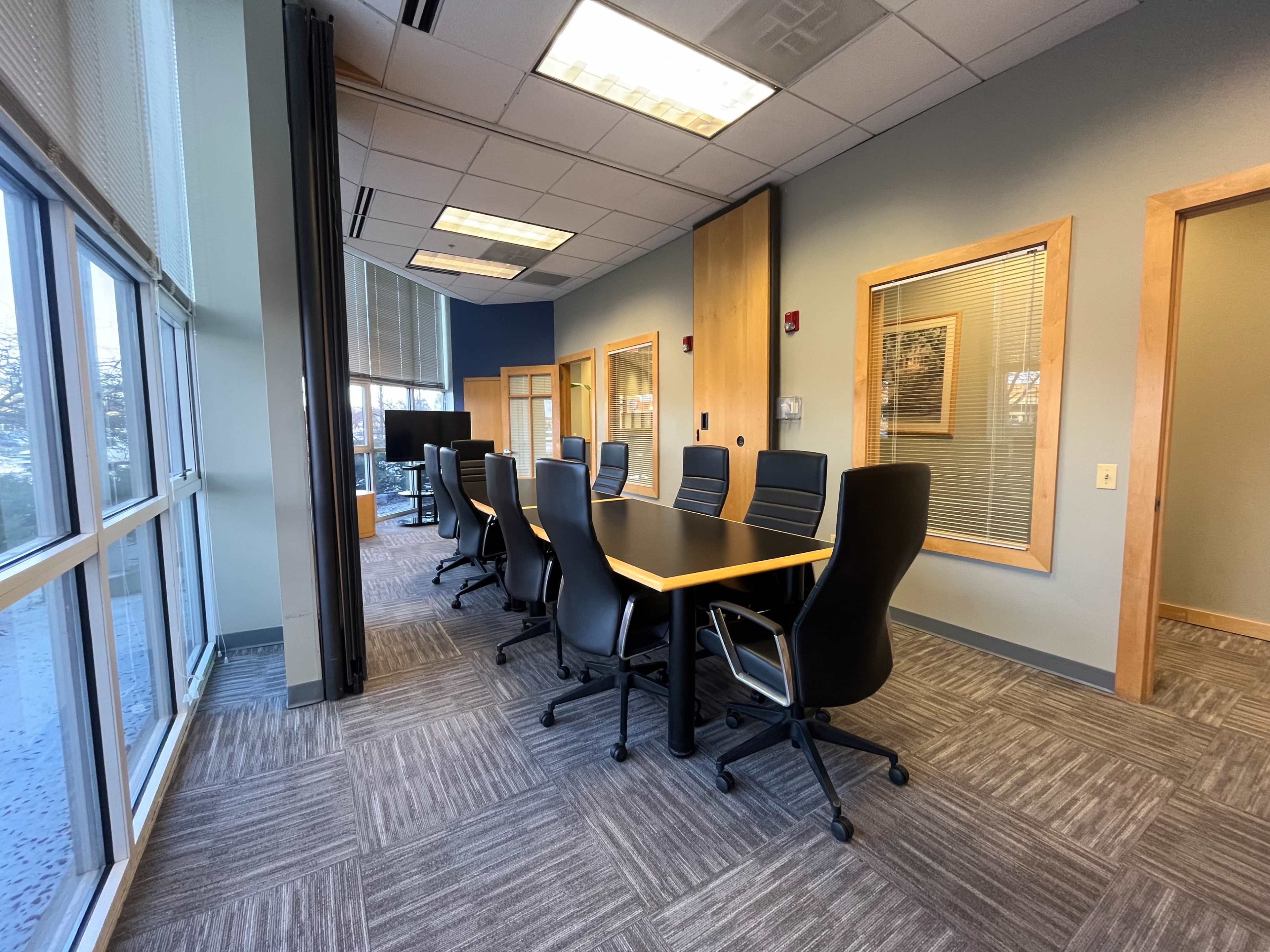 Modern Meeting Room in a Professional Executive Suites Company Image in Vernon Township, Lincolnshire, IL