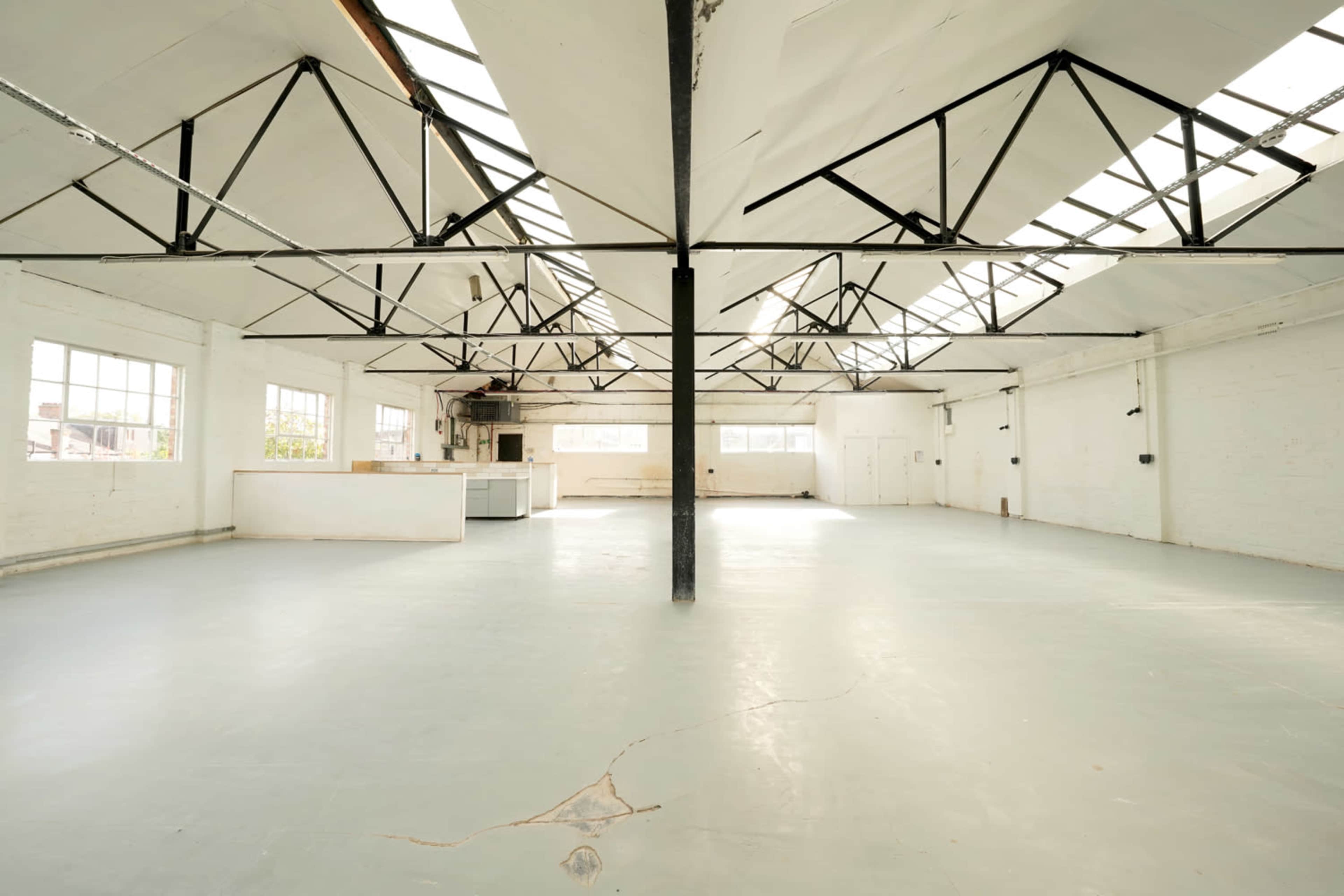 Large white warehouse with natural light Image in London, London, ENG