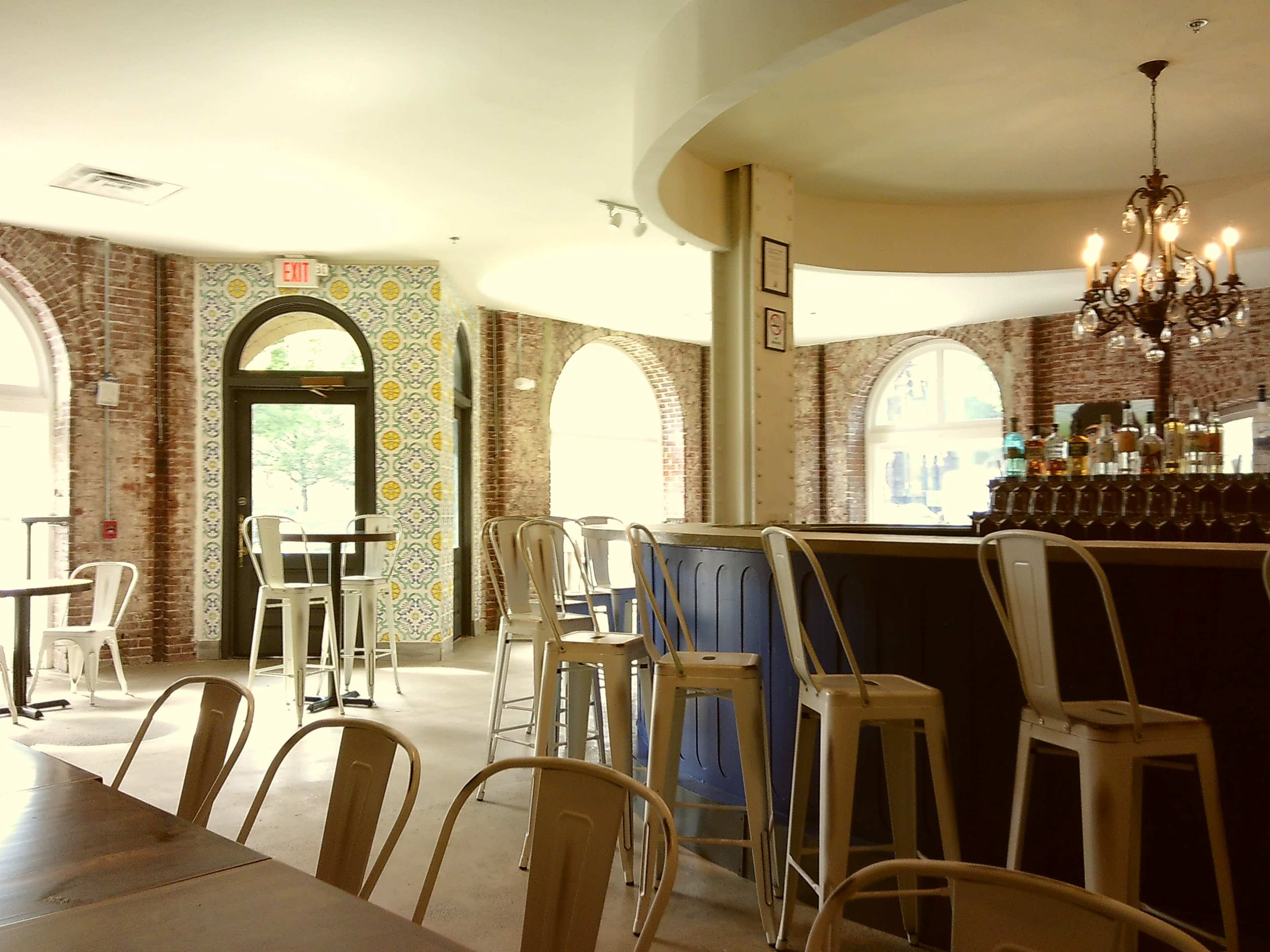 Bright & Lively Pizzeria with Large Circular Bar Image in North Philadelphia, Philadelphia, PA