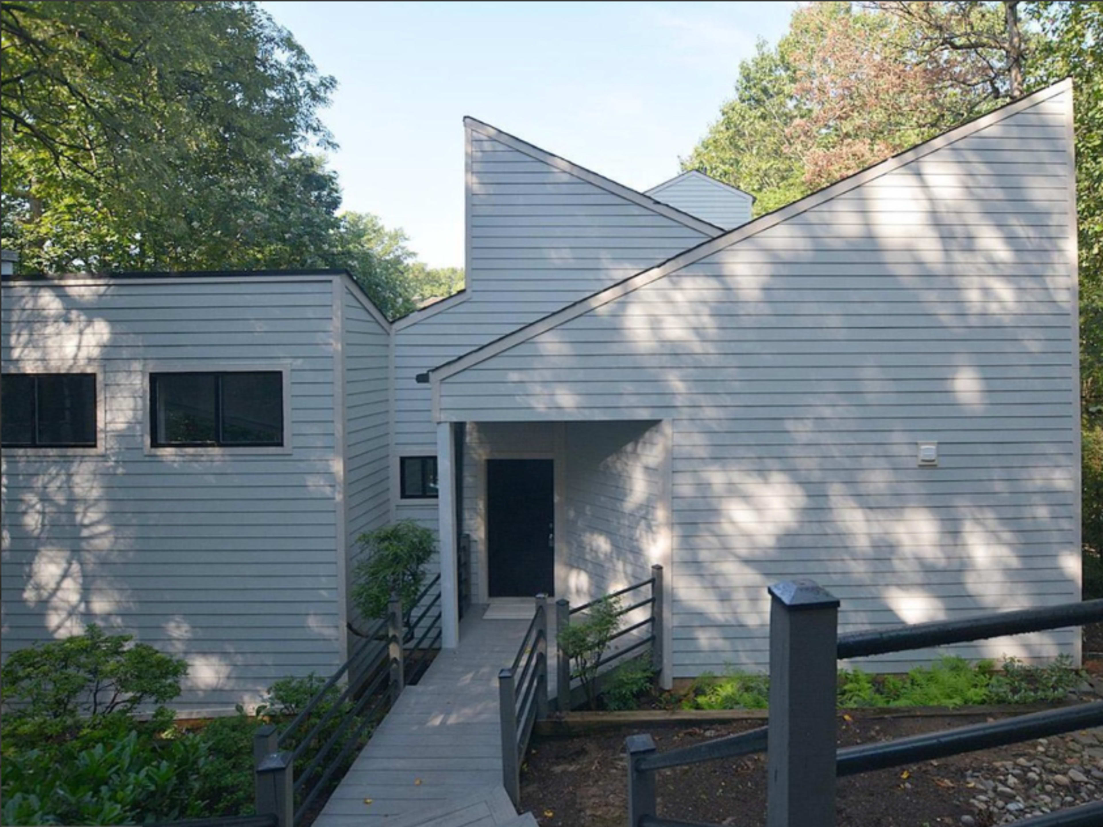 Quigley Modernism: Private Lakeside Set
