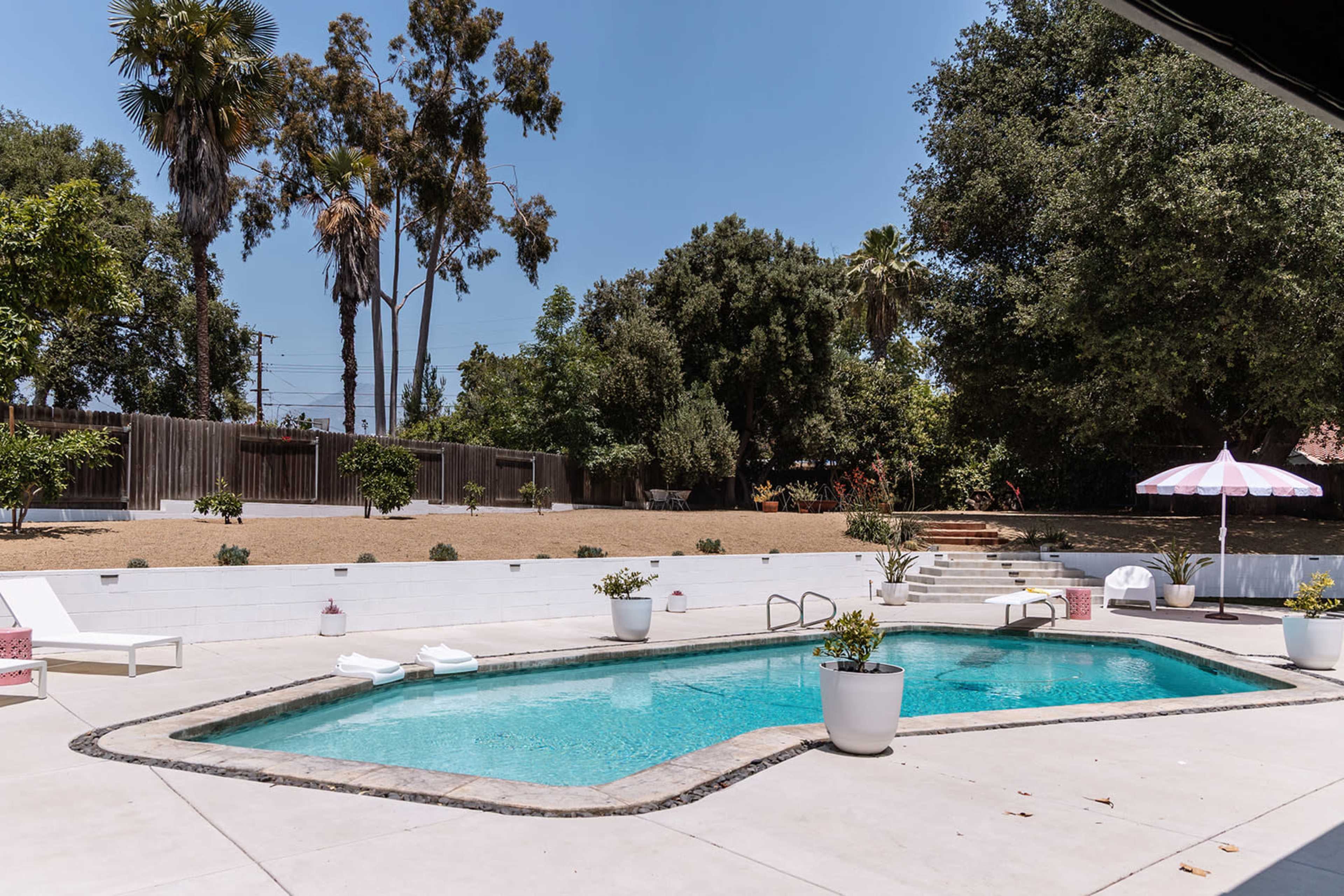 Los Angeles Mid-Century Modern Home with a Palm Springs-style Large Pool Deck Image in Claremont, Claremont, CA