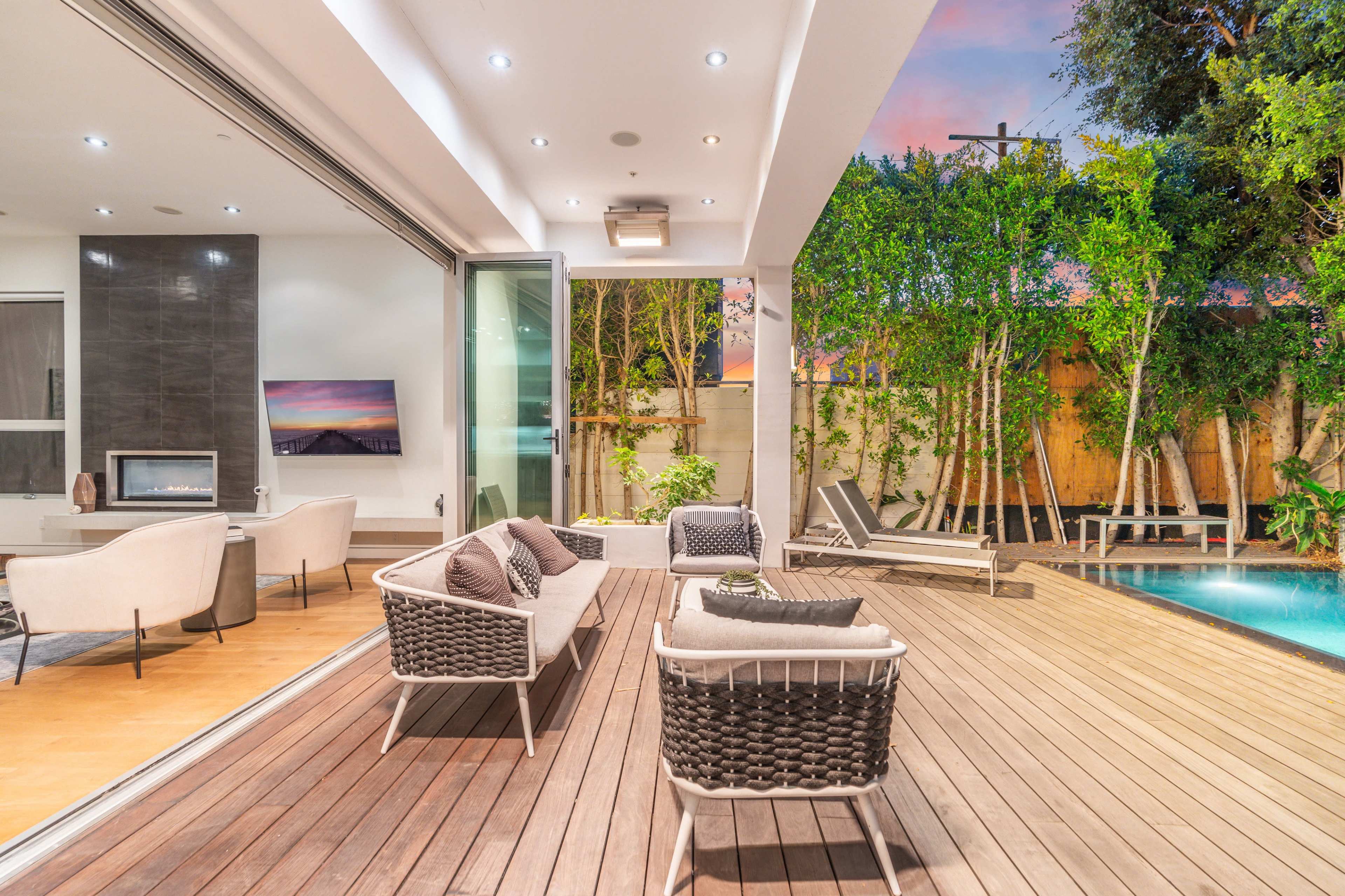 COLGATE MODERN BEVERLY WARM OAK GROVE VILLA Image in Beverly Grove, Los Angeles, CA