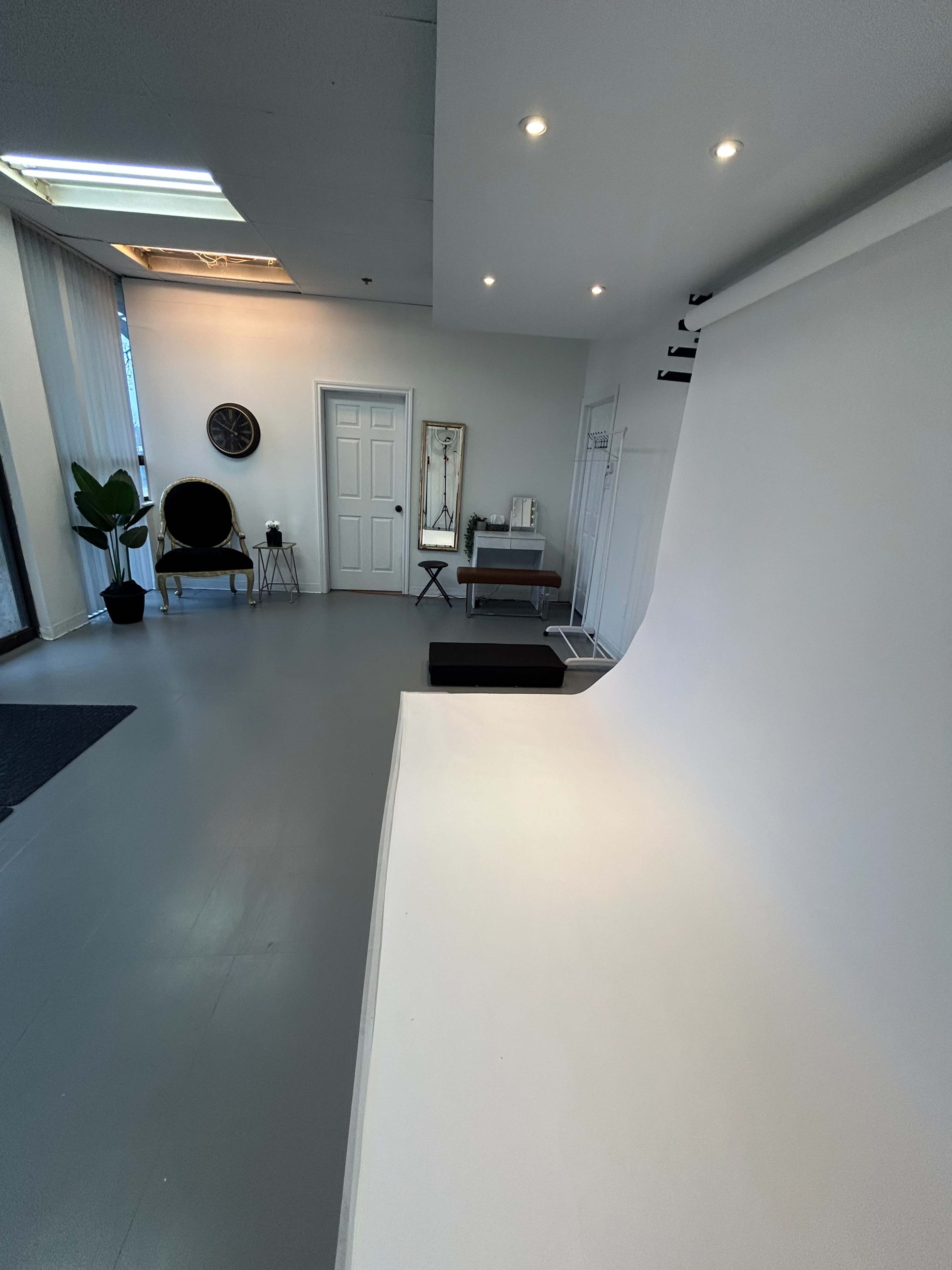 Bright & Versatile Studio Space in Mississauga (Erin Mills)  Perfect for Photo & Video Shoot Image in Erin Mills, Mississauga, ON