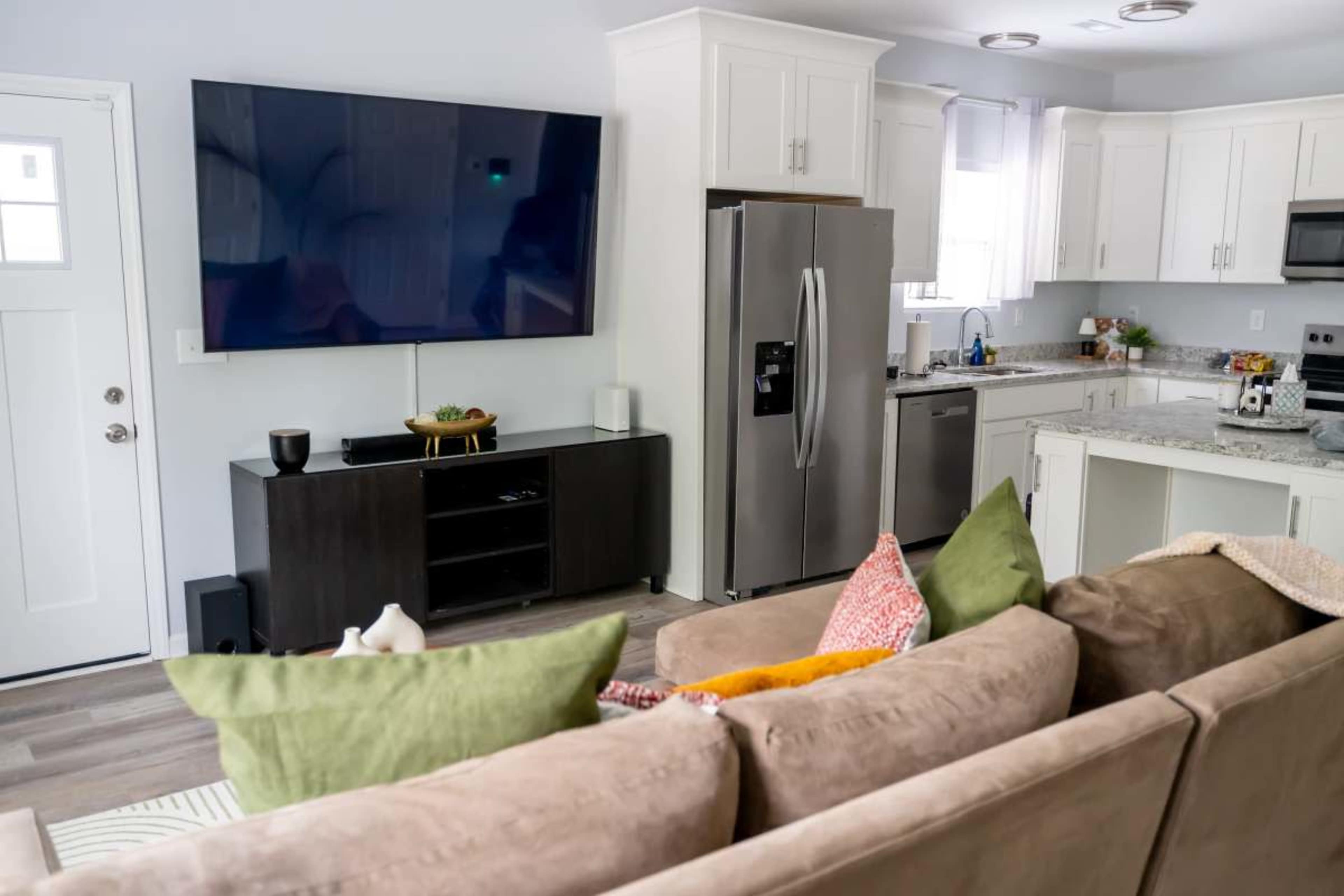 Bright Modern Home with Spacious Backyard – Perfect for Photoshoots & Intimate Gatherings Image in Eastway, Charlotte, NC