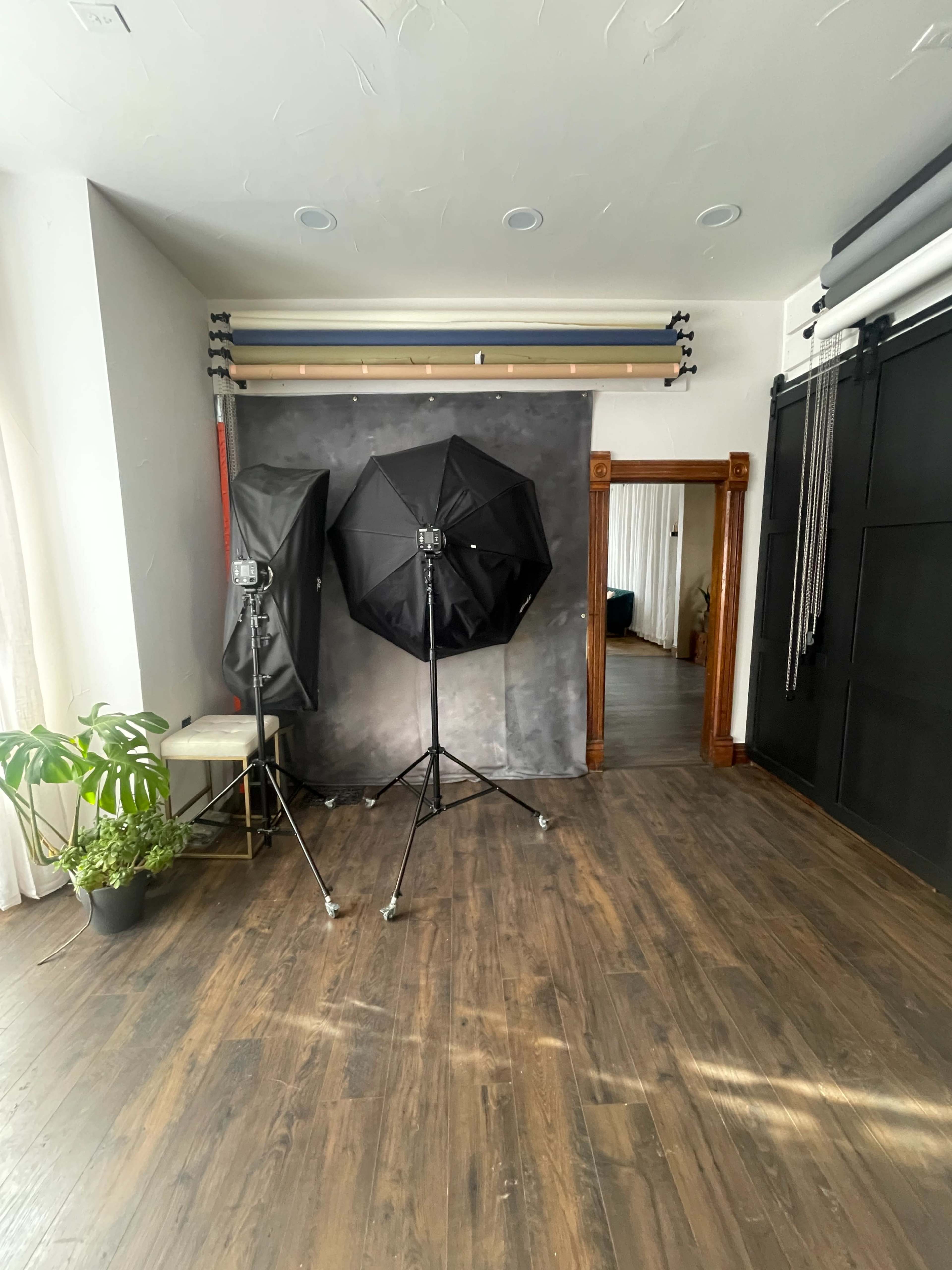 Downtown Vintage Chic Photo Studio Image in West Colorado Springs, Colorado Springs, CO