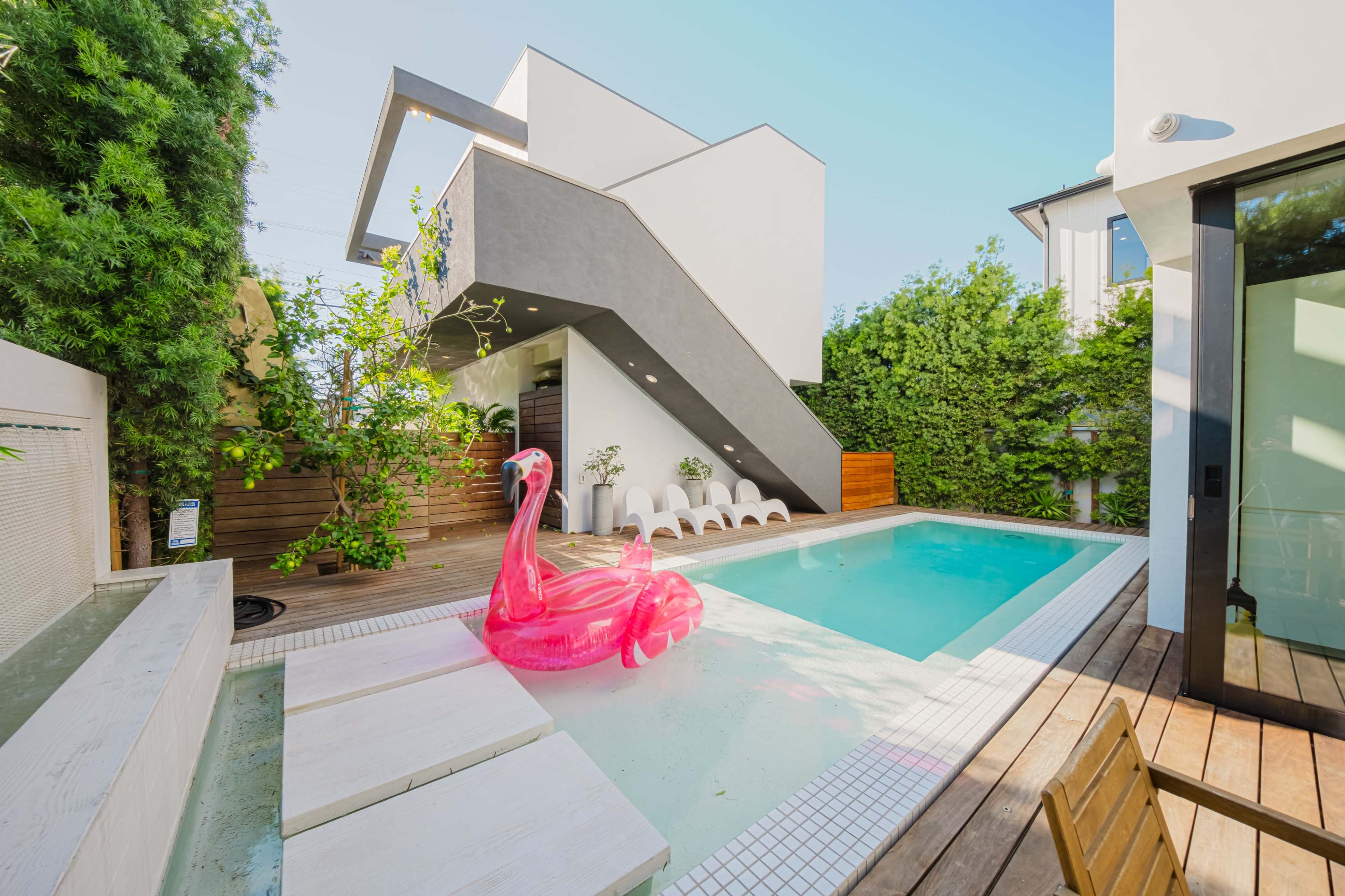 MODERN MINIMALIST ROOFTOP RETREAT Image in Venice, Los Angeles, CA
