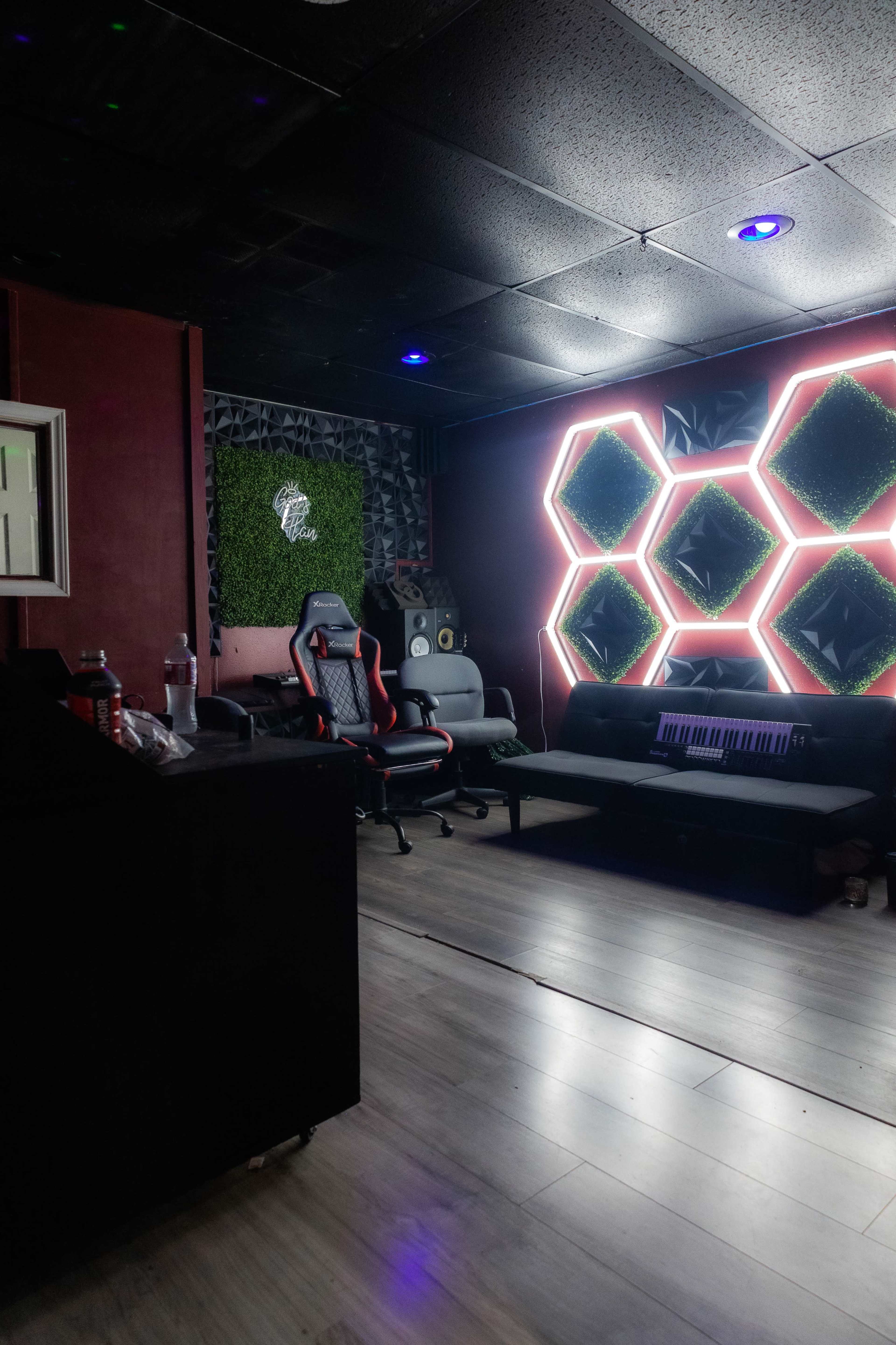 5 mintues from Cowboys stadium Image in North Arlington, Arlington, TX