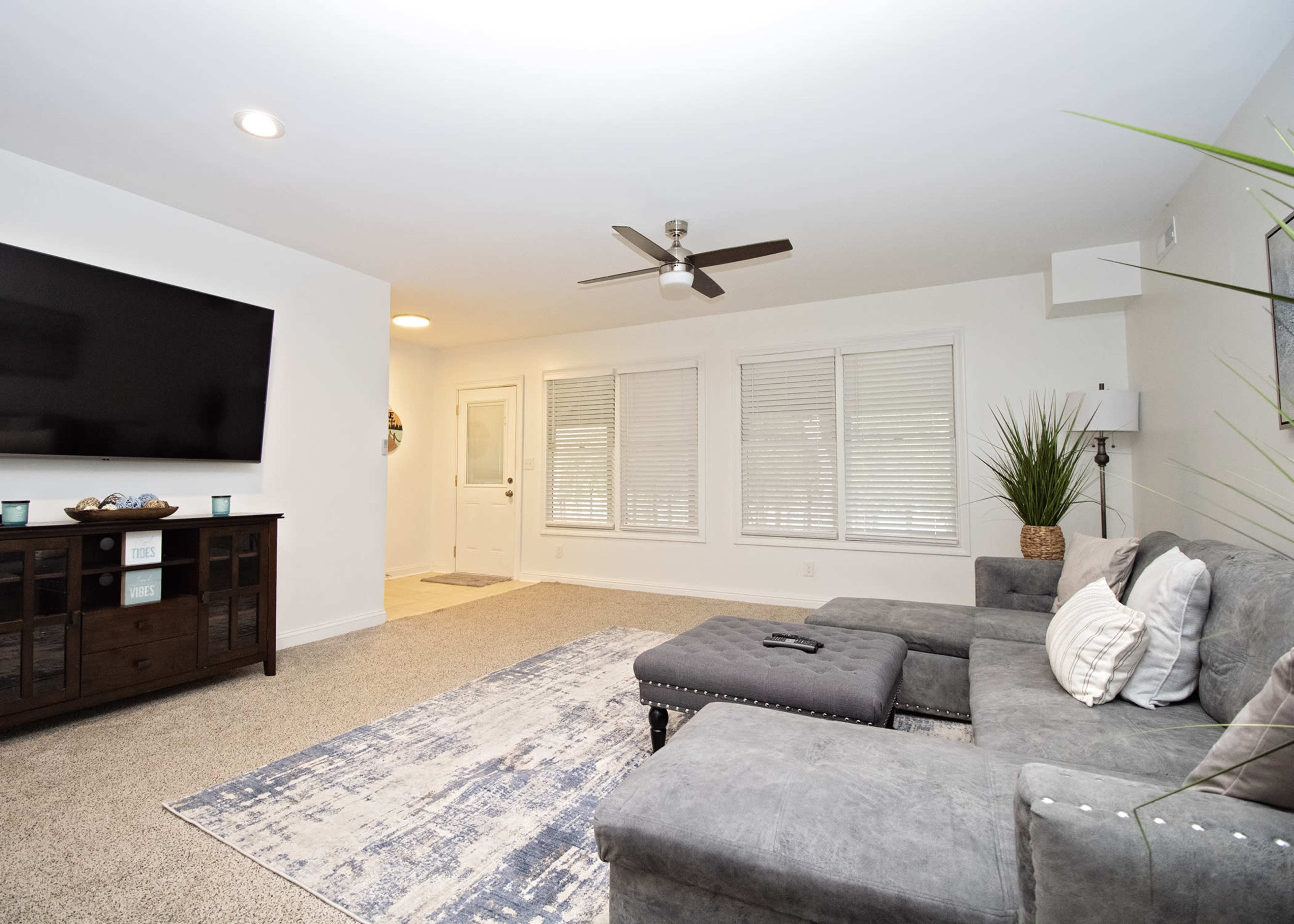 Spacious 6-Bedroom Lakeside Retreat with Stunning Views and Ample Outdoor Space Image in Hendersonville, Hendersonville, TN