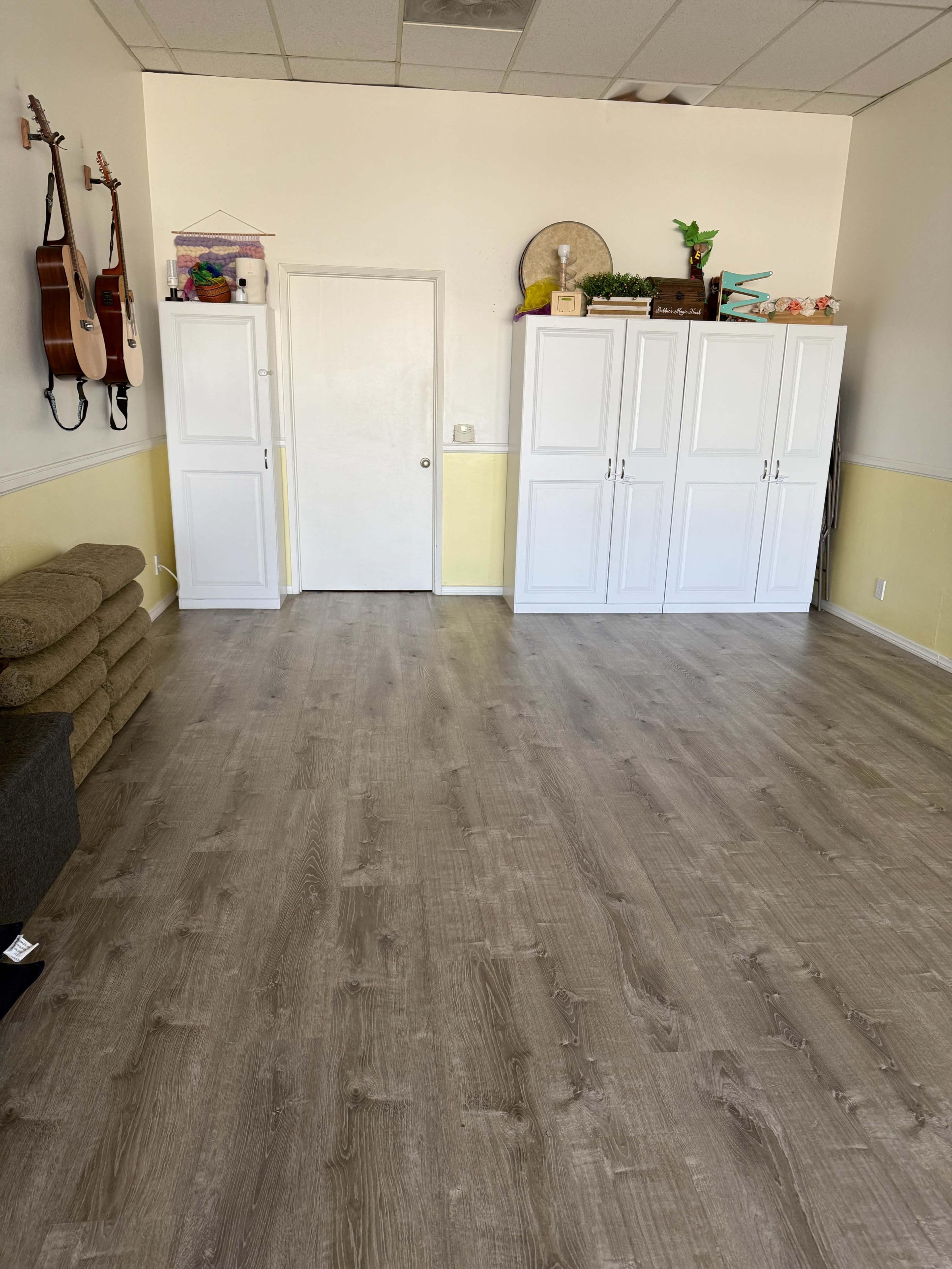 Bright, clean & cozy studio perfect for small classes, photo shoots, and meetings in a walkable neighborhood Image in Sherman Oaks, Sherman Oaks, CA