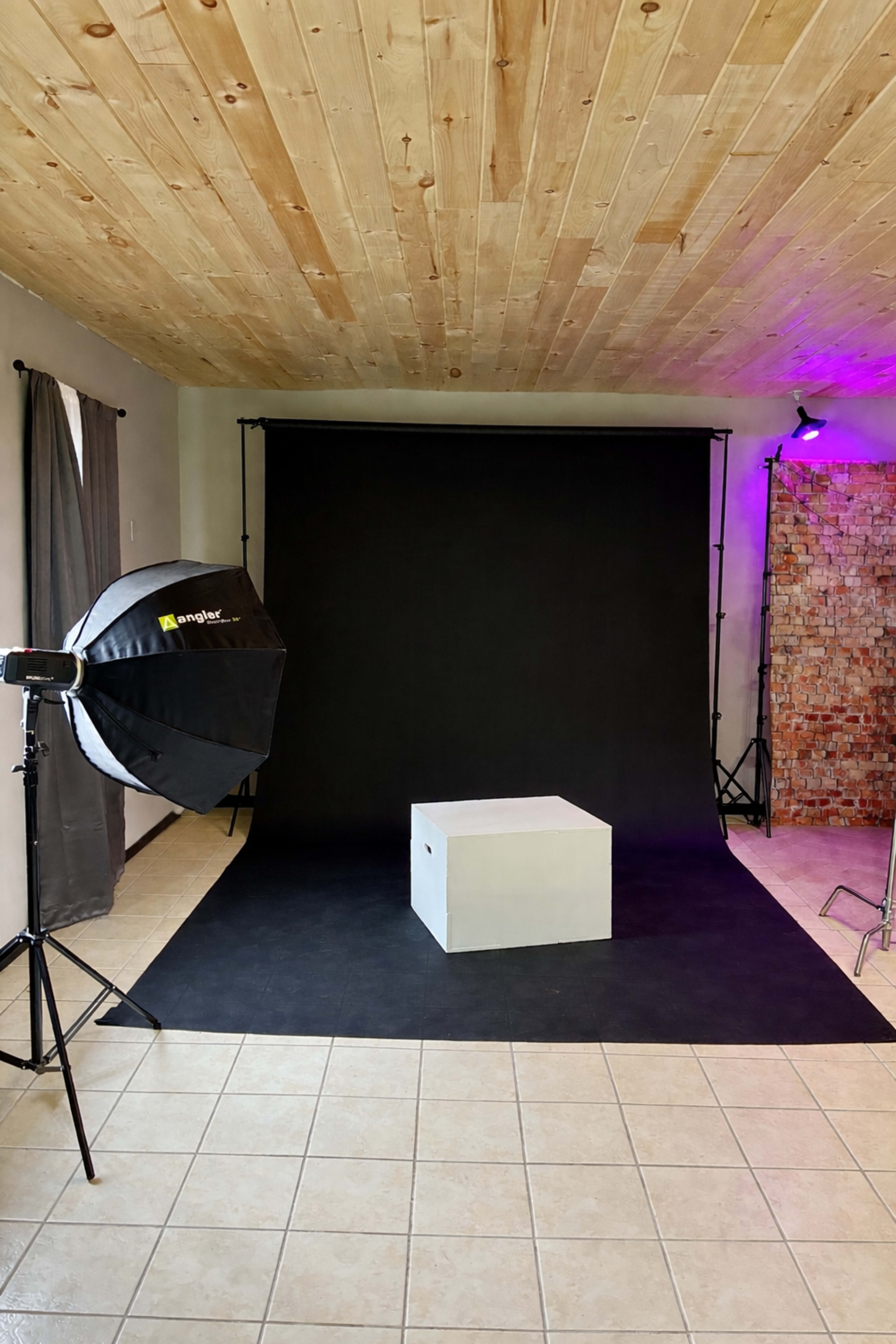 Photo Studio Rental with Lighting, Backdrops + Outdoor Space Image in Brunswick, Troy, NY