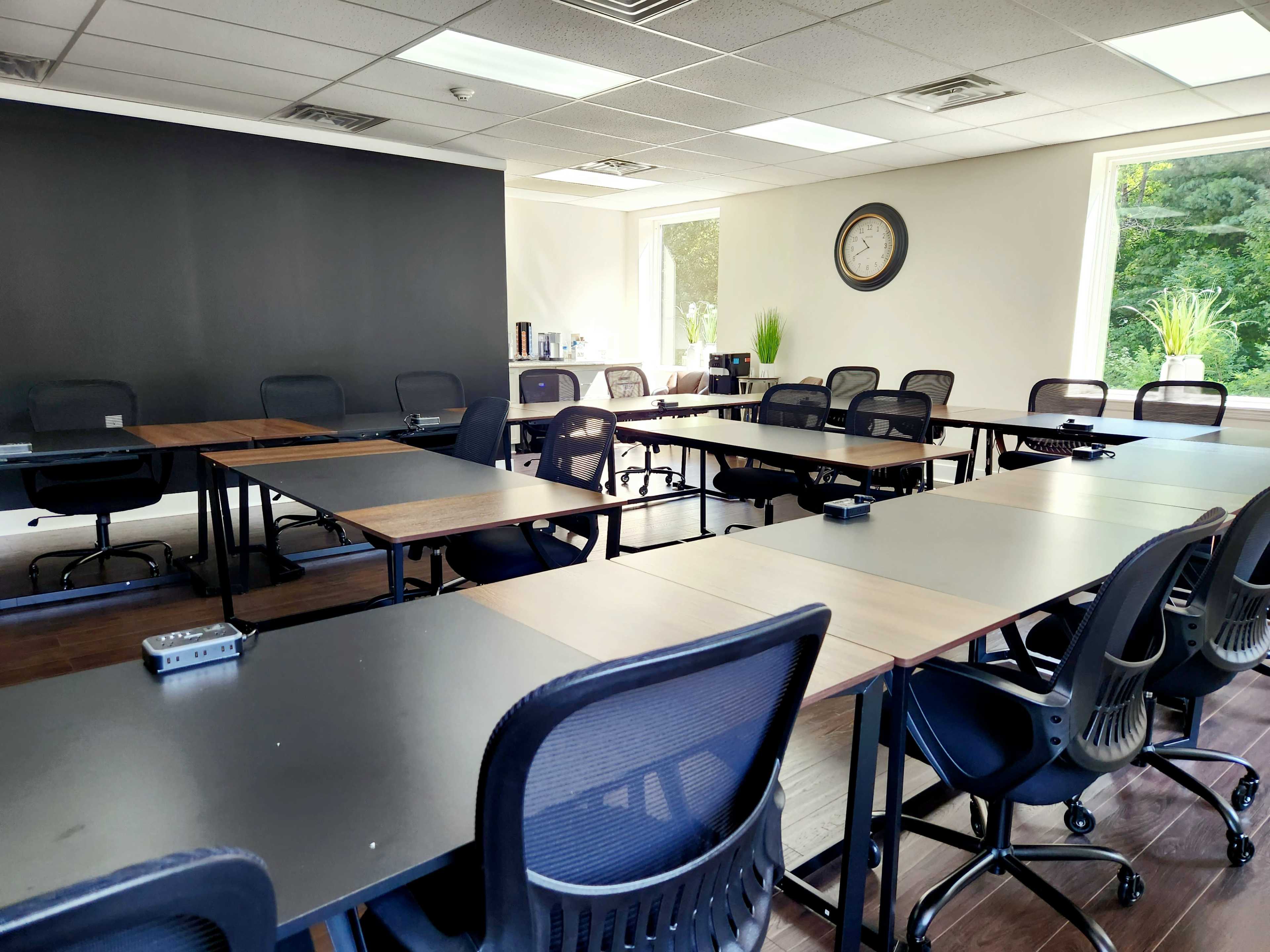 Roomy Meeting space Located just minutes from turnpike and toll road access on the outskirts of down town Jeannette. Image in Jeannette, Jeannette, PA