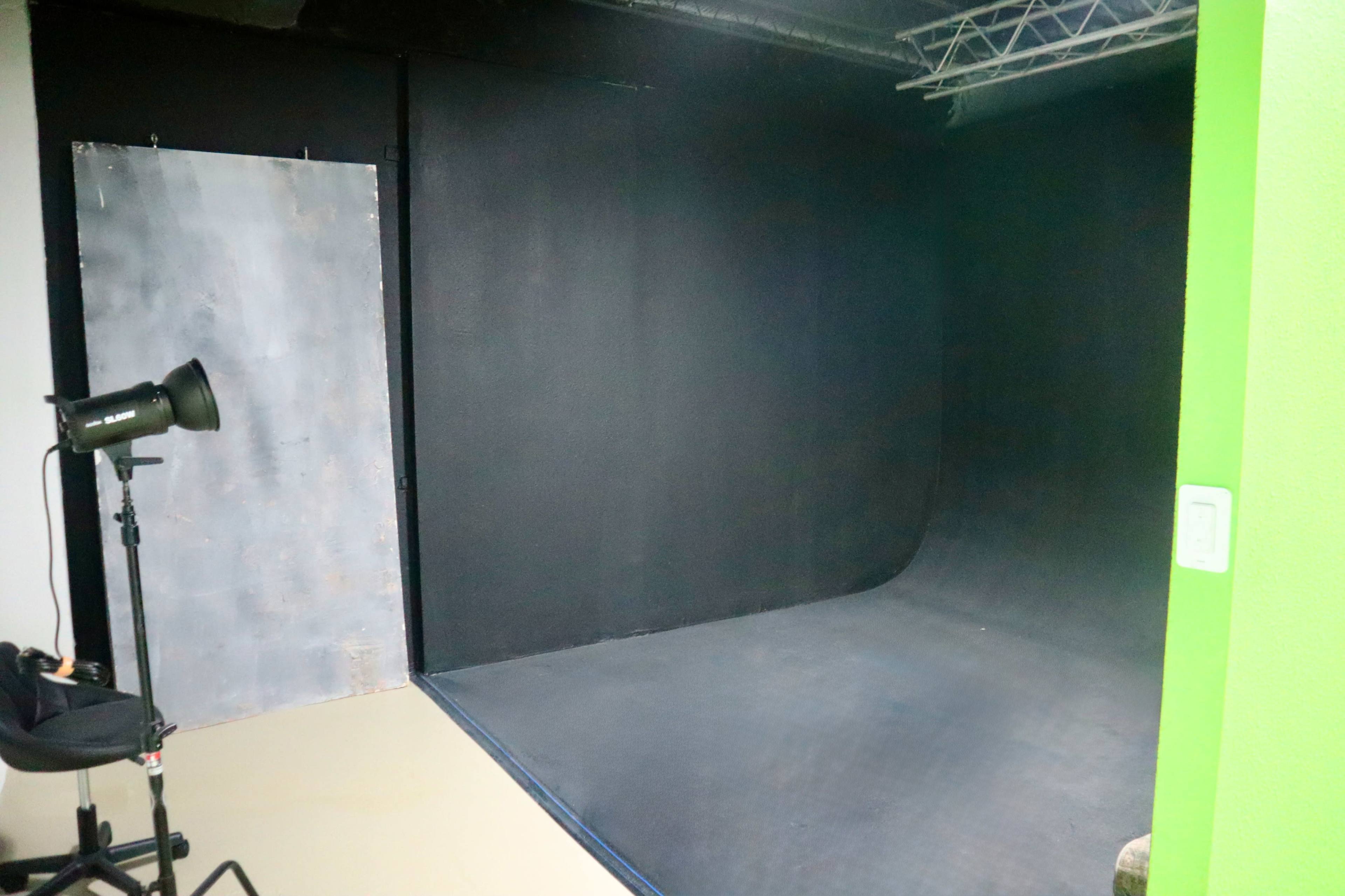 The Tech studio, Green Screen,  Black screen seemless cyclorama, backdrop Image in Lake Dot, Orlando, FL