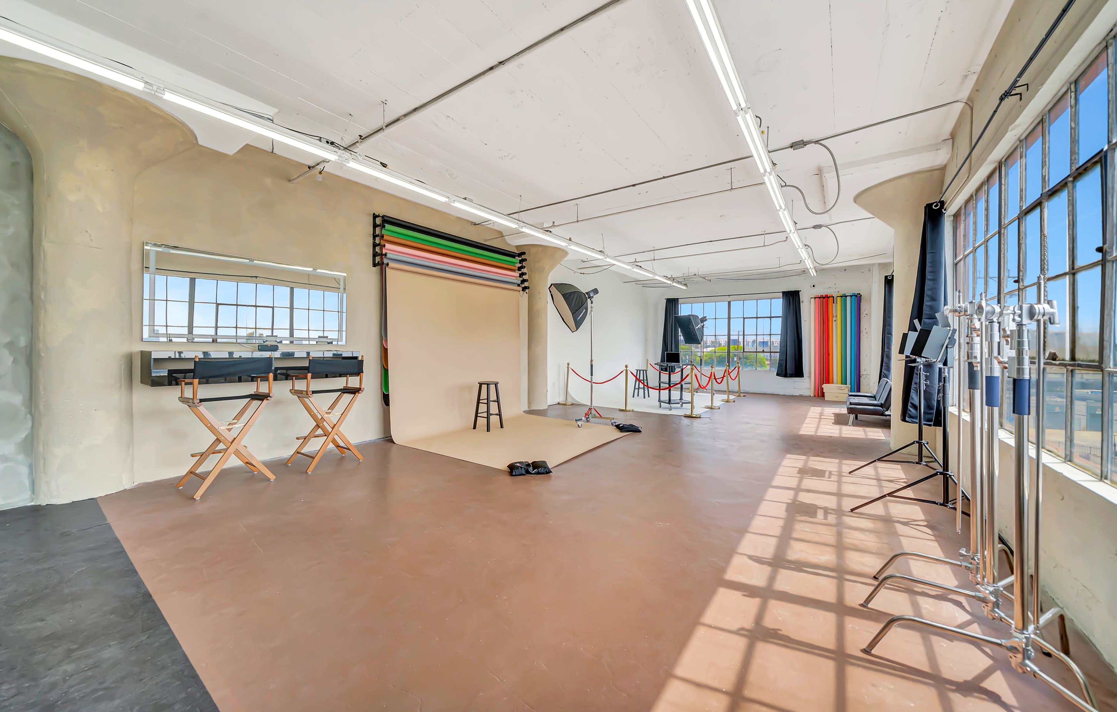 4422: Bright Natural Light Cyc Wall Studio w/ Skyline View & FREE LIGHTING/EQUIPMENT! (AC & Heater Available!) Image in Central LA, Los Angeles, CA