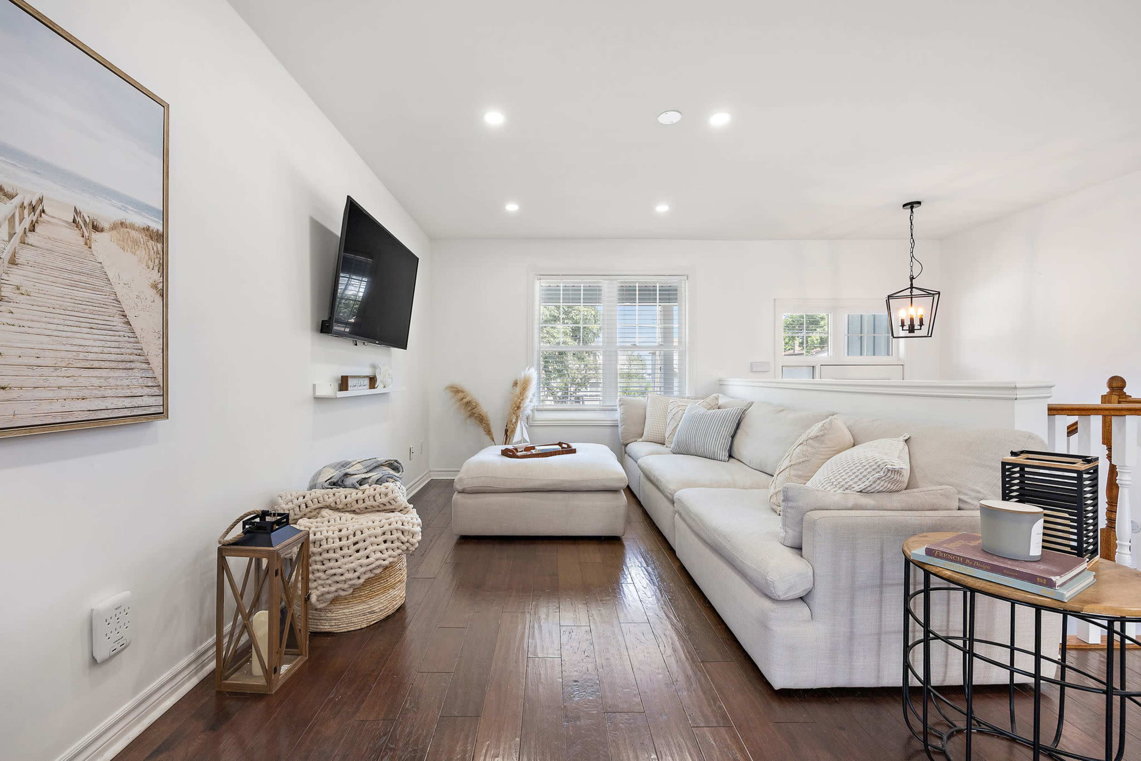 The Nautical Nook   |    Luxury Beach House Image in Hamilton Beach A, Hamilton, ON